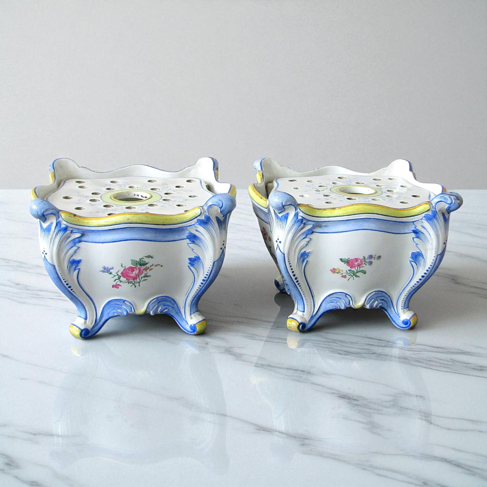 Gien. Paire de bouquetières en faïence à décor polychrome de fleurs, XIXe siècle