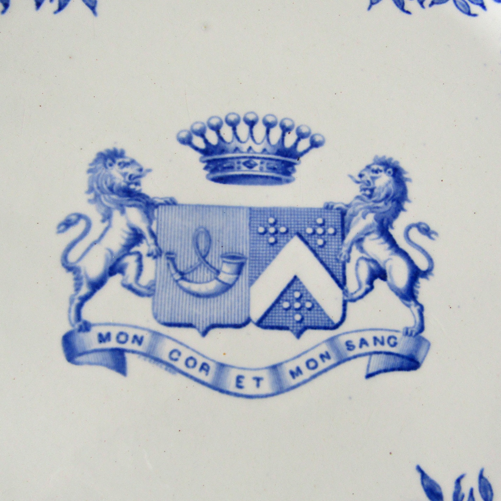 Gien. Assiette en faïence aux armes de la famille Cillart de Kermainguy, XIXe siècle