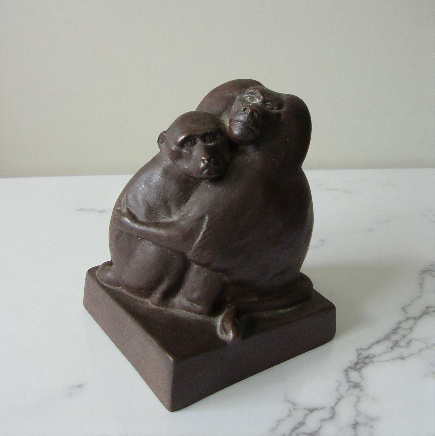 Meissen. Böttgersteinzeug. Figure en céramique représentant deux singes, deb XXe