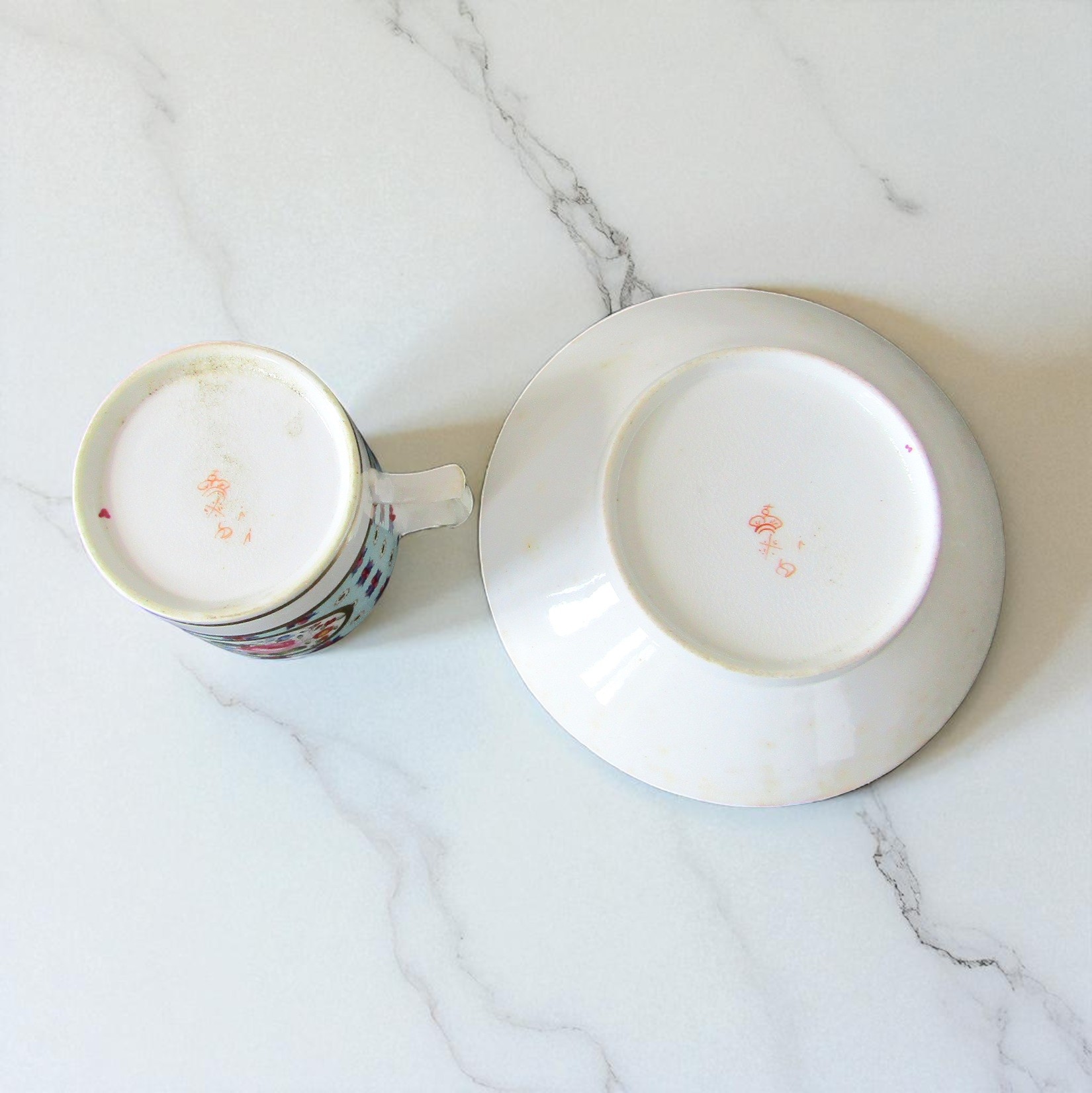 Derby. Tasse en porcelaine à décor polychrome de fleurs, XVIII-XIXe siècle