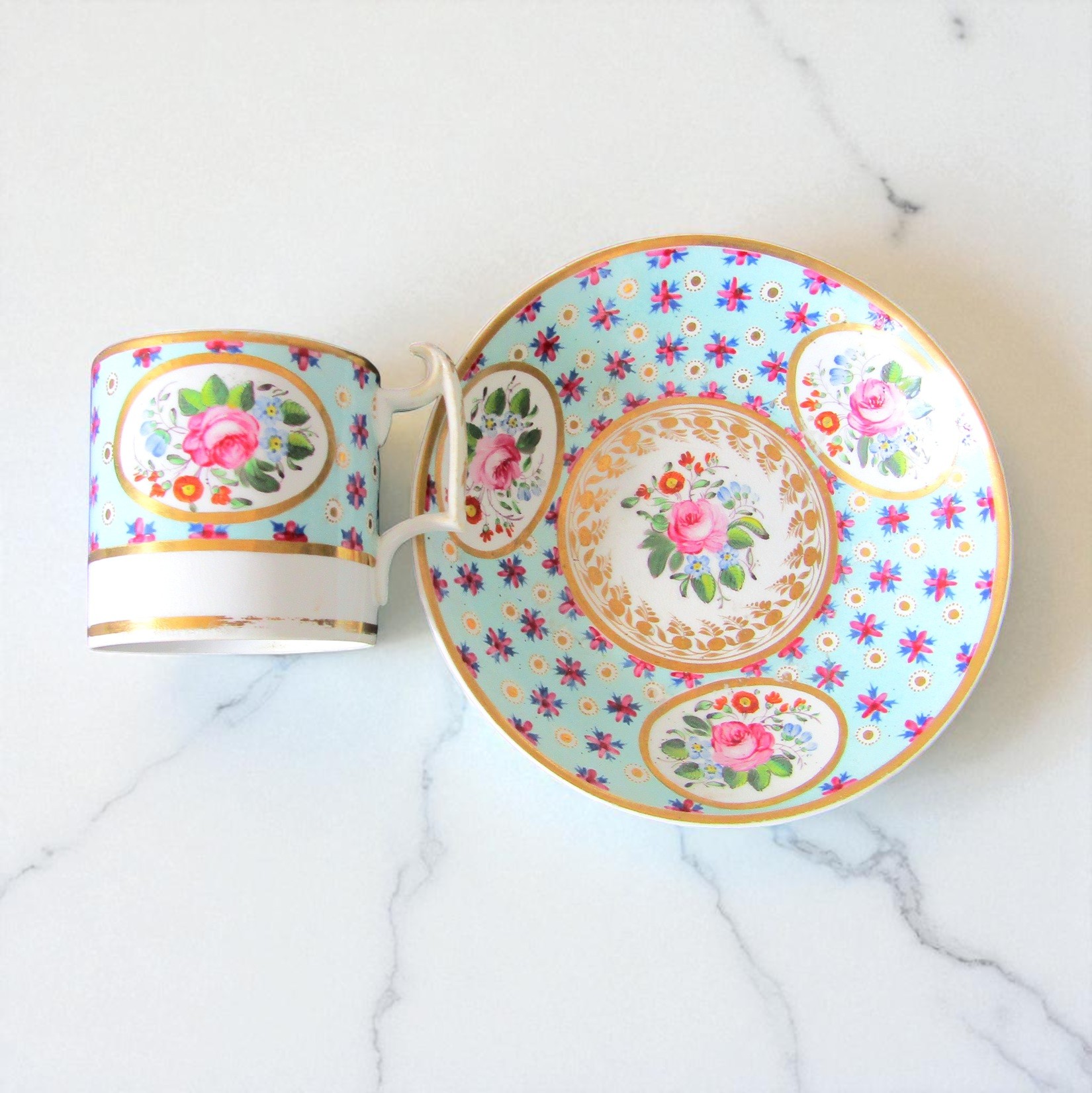 Derby. Tasse en porcelaine à décor polychrome de fleurs, XVIII-XIXe siècle