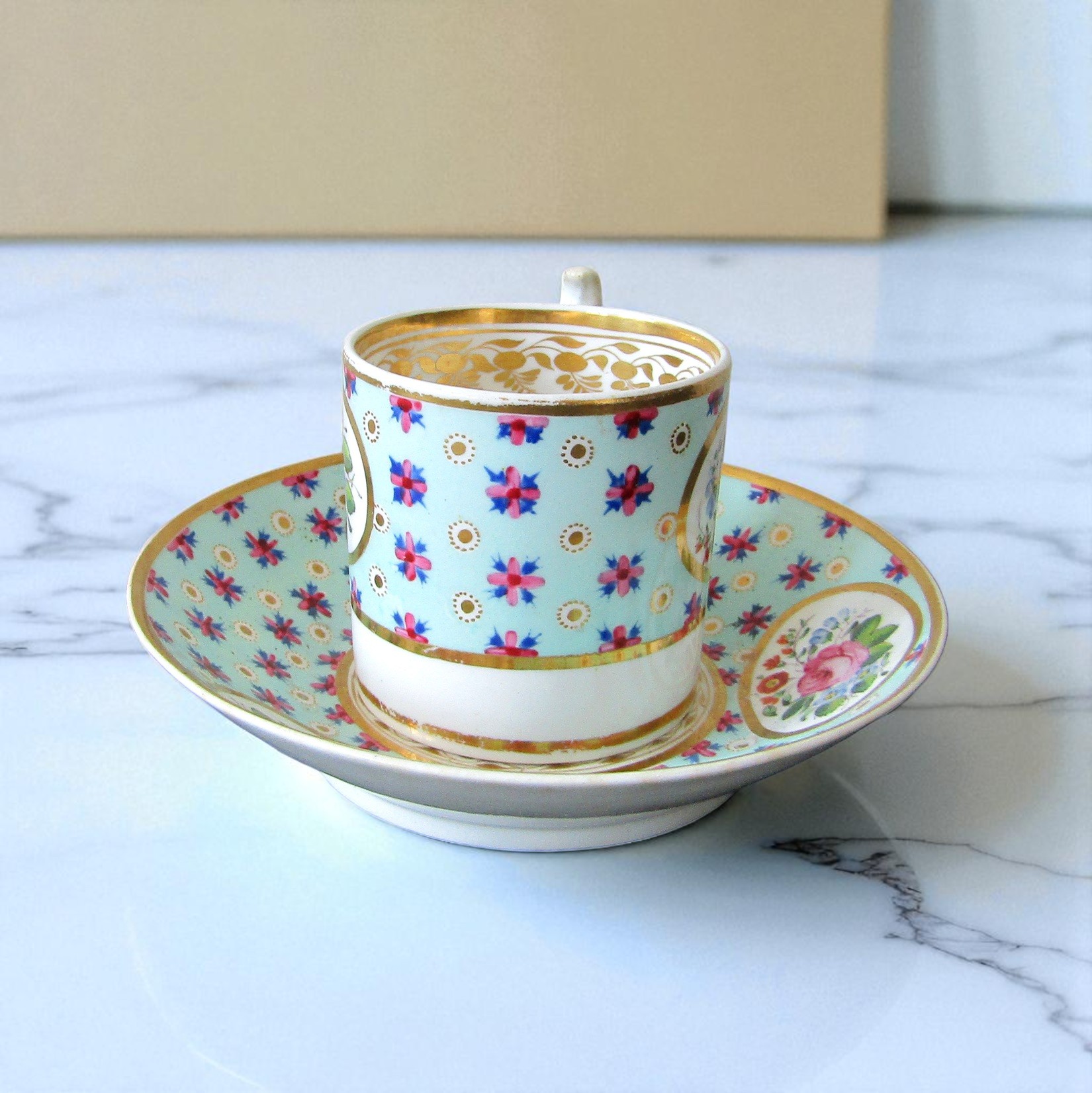 Derby. Tasse en porcelaine à décor polychrome de fleurs, XVIII-XIXe siècle