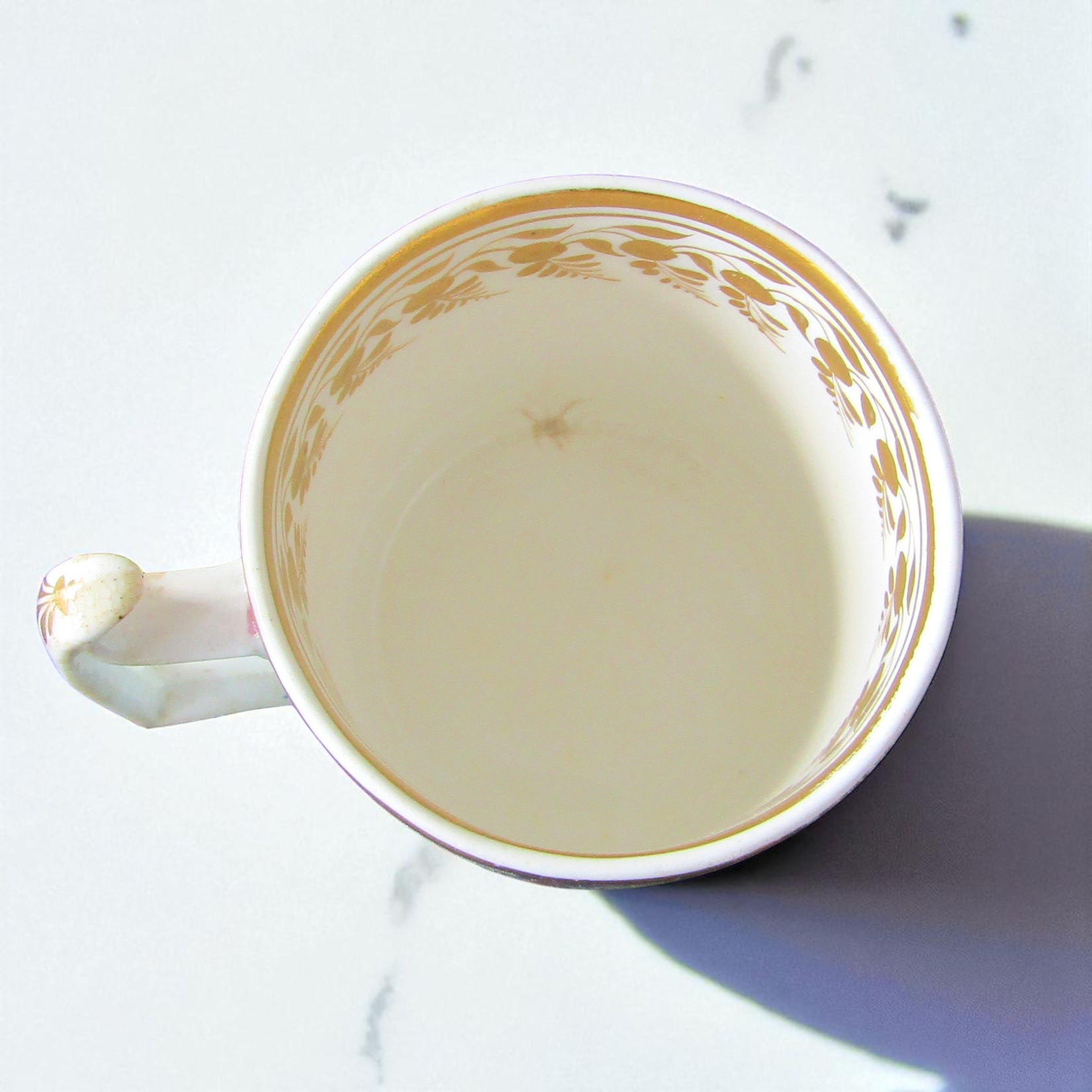 Derby. Tasse en porcelaine à décor polychrome de fleurs, XVIII-XIXe siècle
