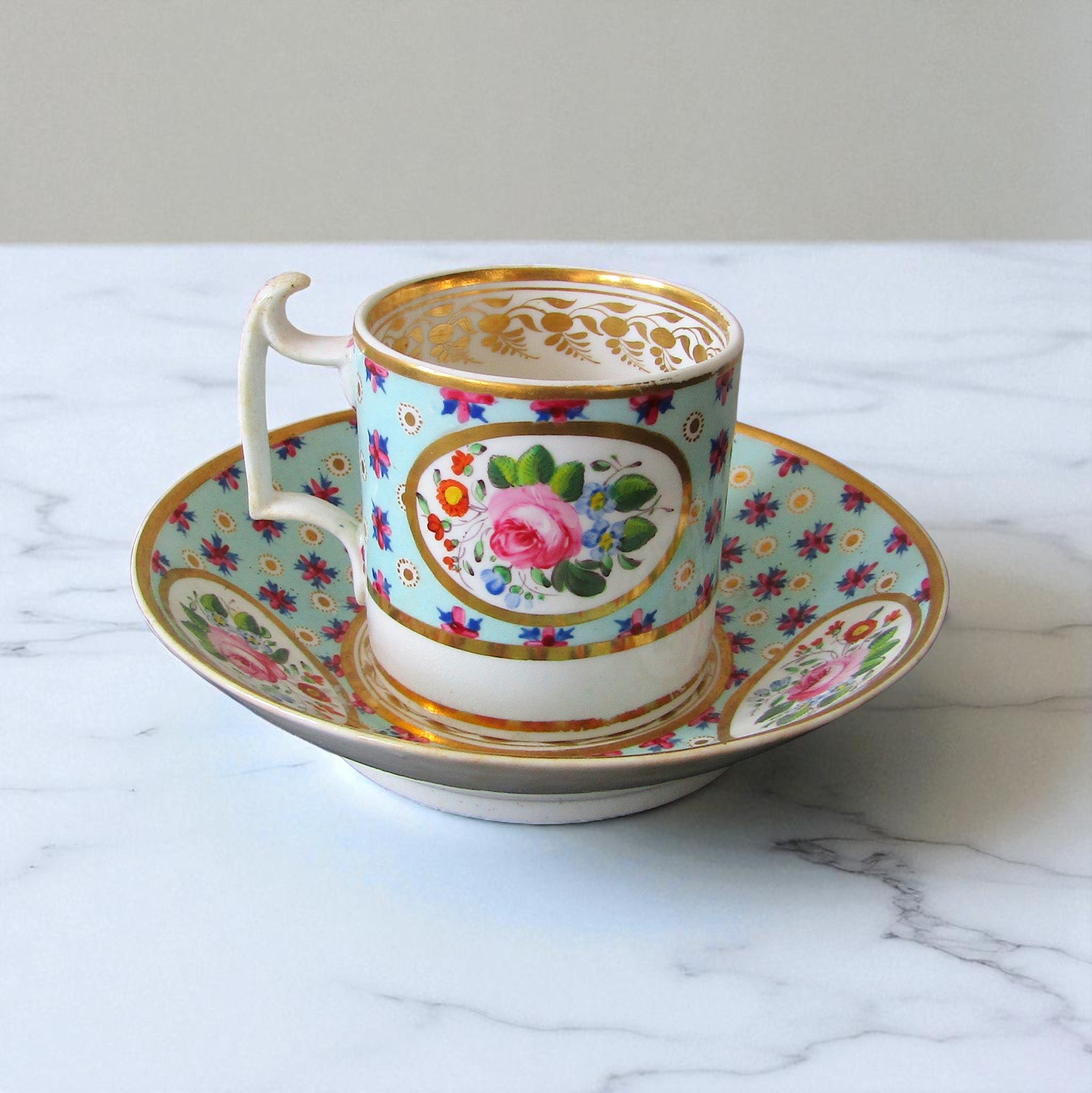 Derby. Tasse en porcelaine à décor polychrome de fleurs, XVIII-XIXe siècle