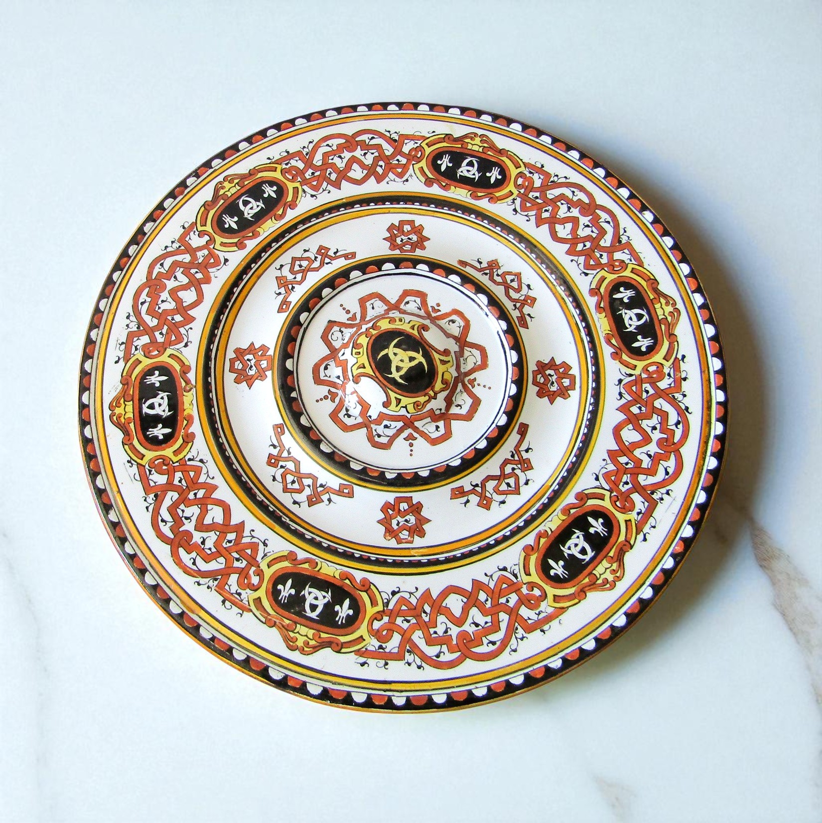 Gien. Plateau en faïence à décor polychrome d\'entrelacs, XIXe siècle