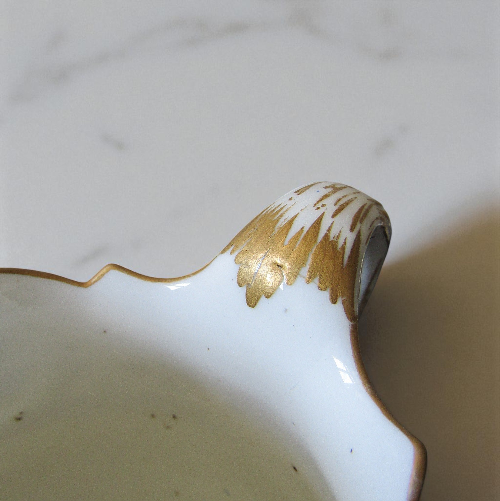 Sèvres. Pot à lait tripode en porcelaine à décor de fleurs dans des réserves, XVIIIe siècle