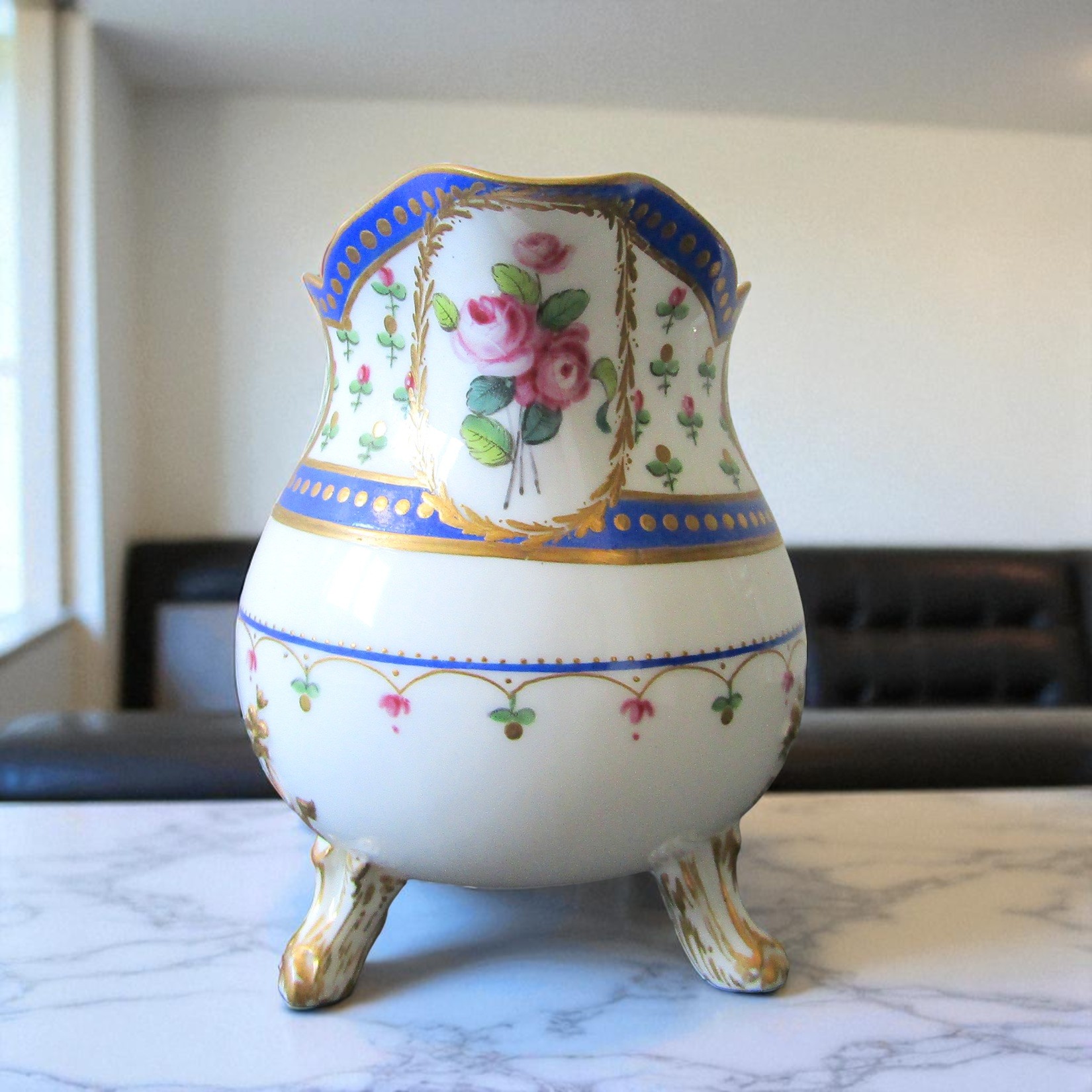 Sèvres. Pot à lait tripode en porcelaine à décor de fleurs dans des réserves, XVIIIe siècle