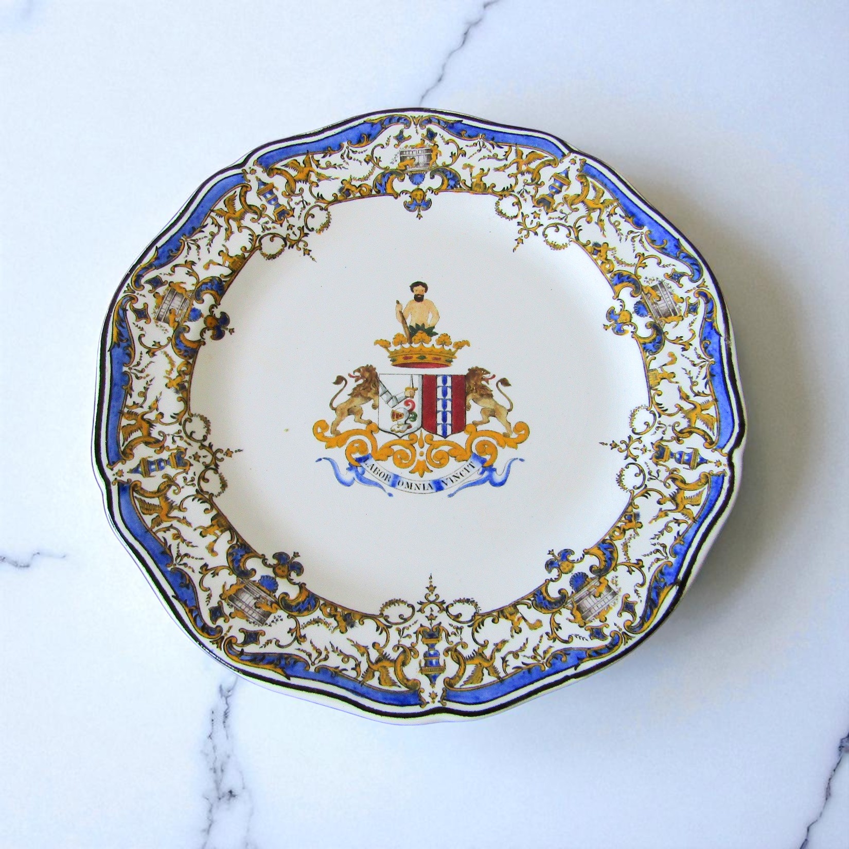 Gien. Assiette en faïence à décor polychrome aux armes de la famille de Pérusse des Cars, fin XIXe siècle