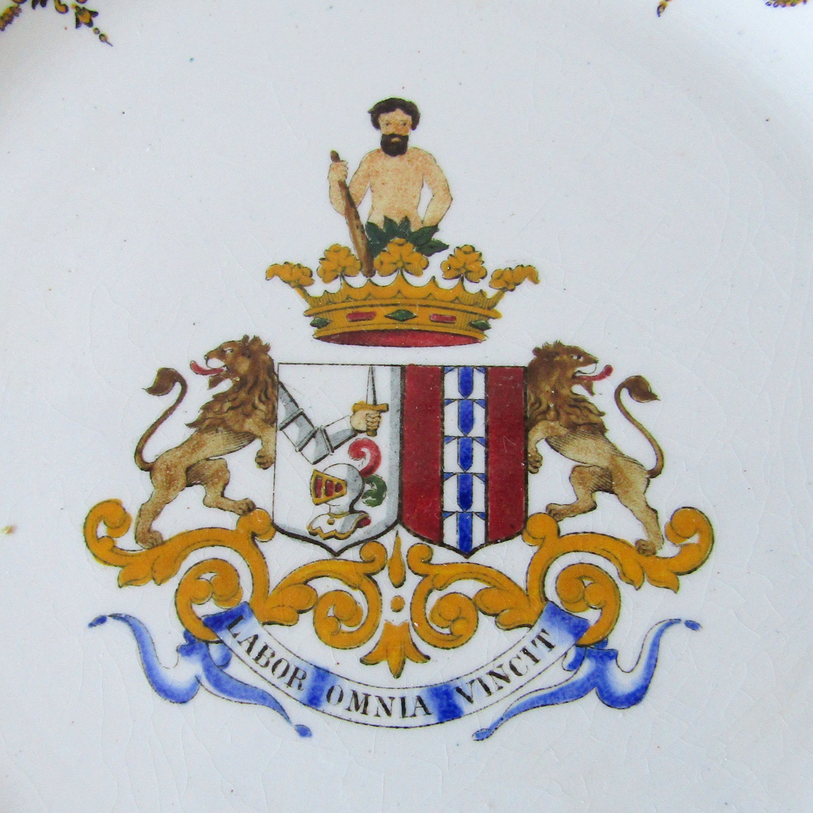 Gien. Assiette en faïence à décor polychrome aux armes de la famille de Pérusse des Cars, fin XIXe siècle