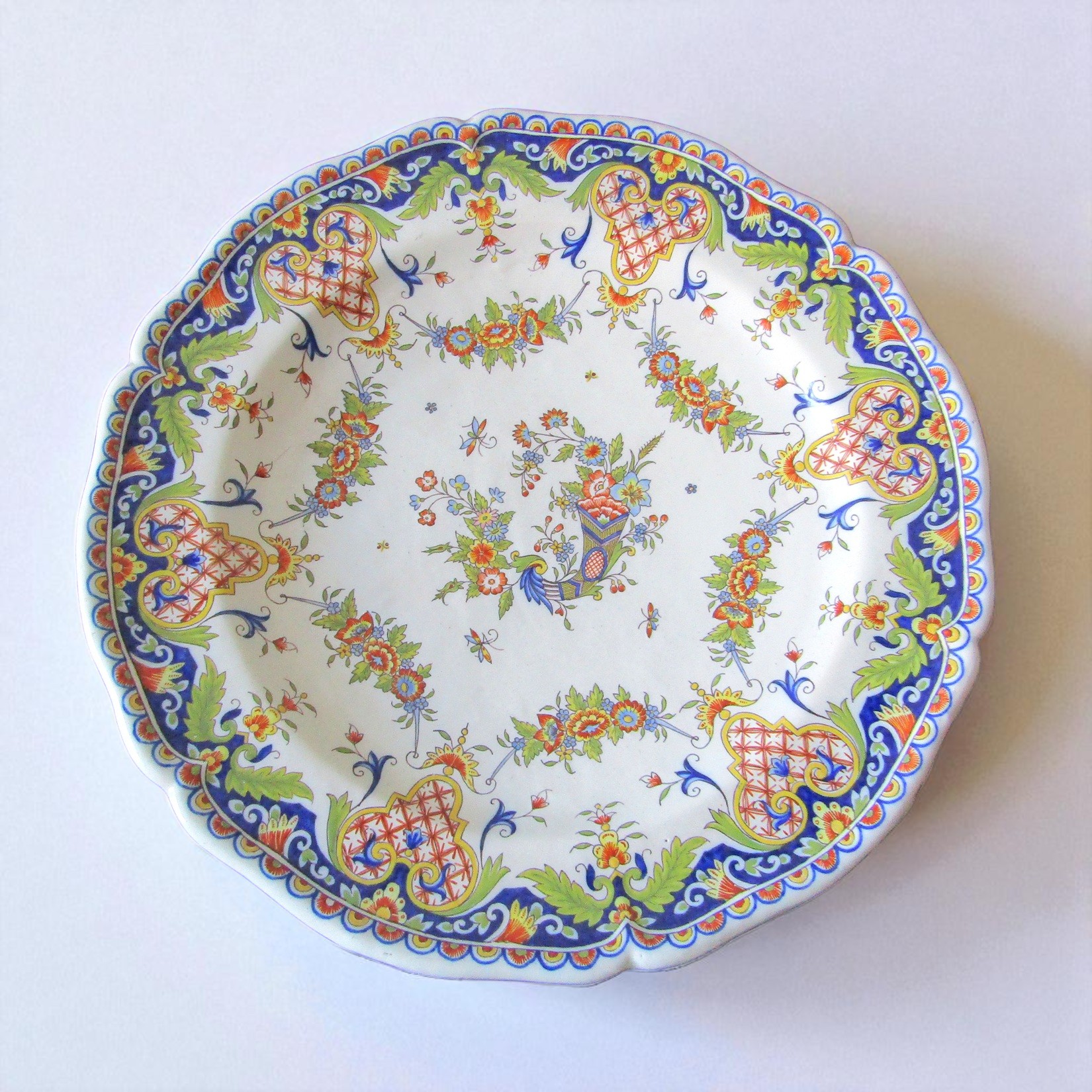 Desvres. Fourmaintraux Frères. Plat en faïence décor à la corne d\'abondance, XIX siècle
