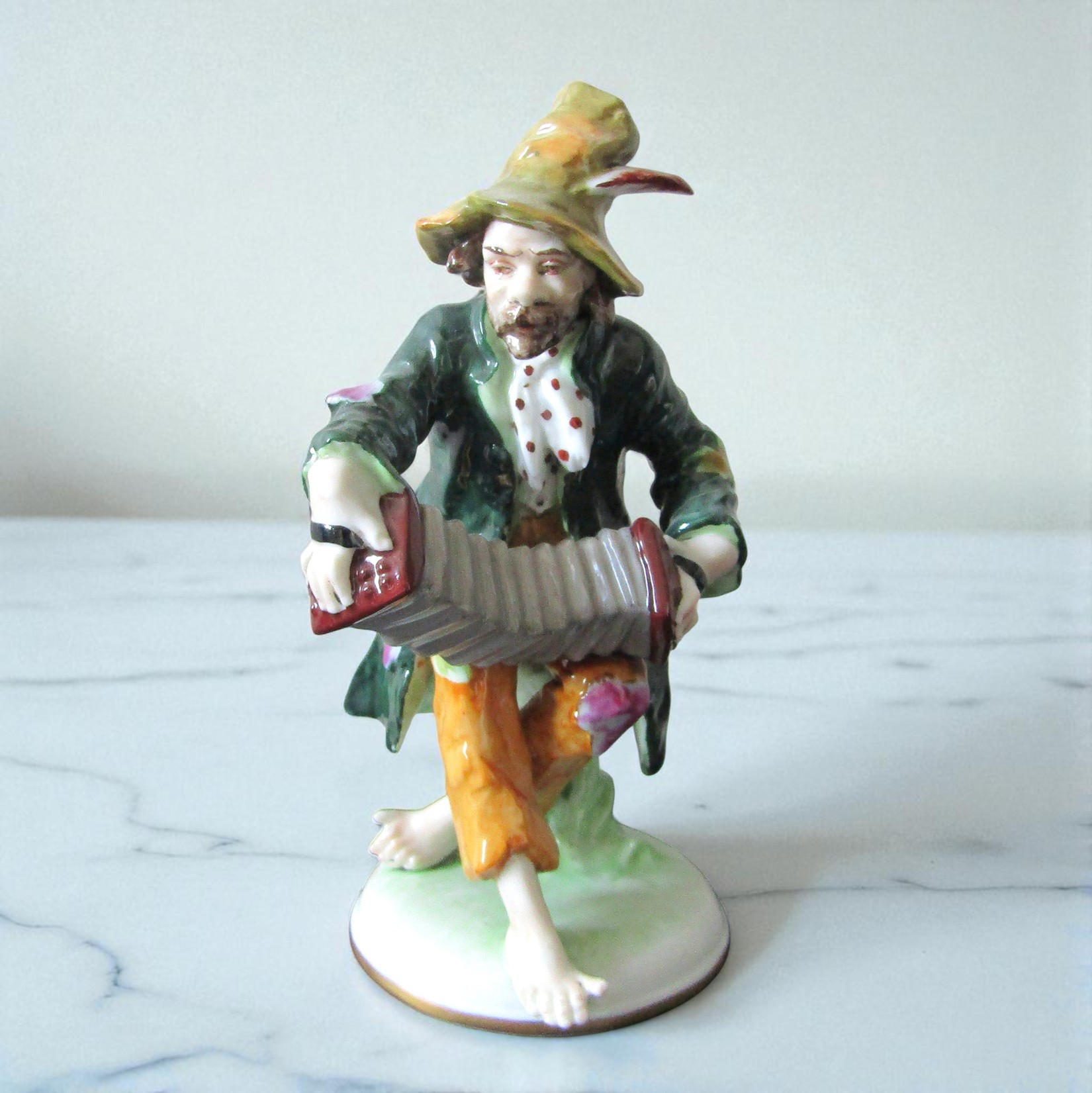 Allemagne. Schwarza-Saalbahn. Figure en porcelaine le joueur d'accordéon, XXe
