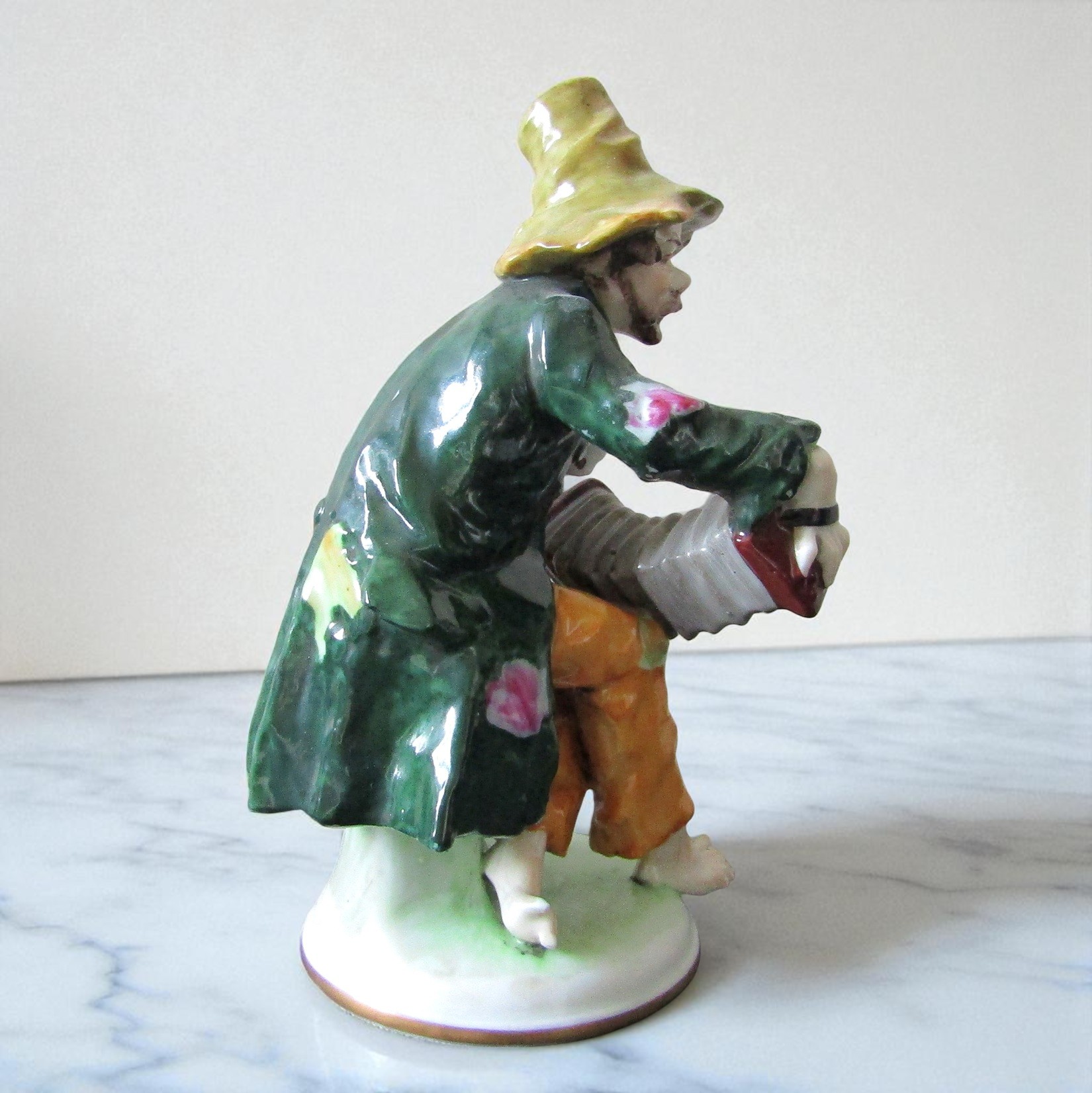 Allemagne. Schwarza-Saalbahn. Figure en porcelaine le joueur daccordéon, XXe