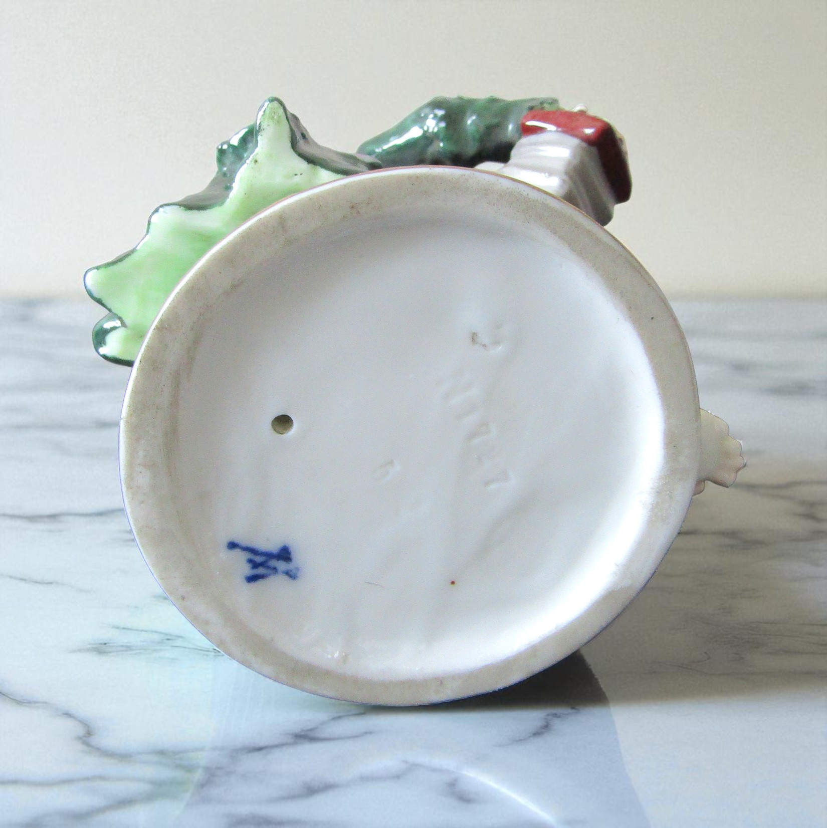 Allemagne. Schwarza-Saalbahn. Figure en porcelaine le joueur daccordéon, XXe