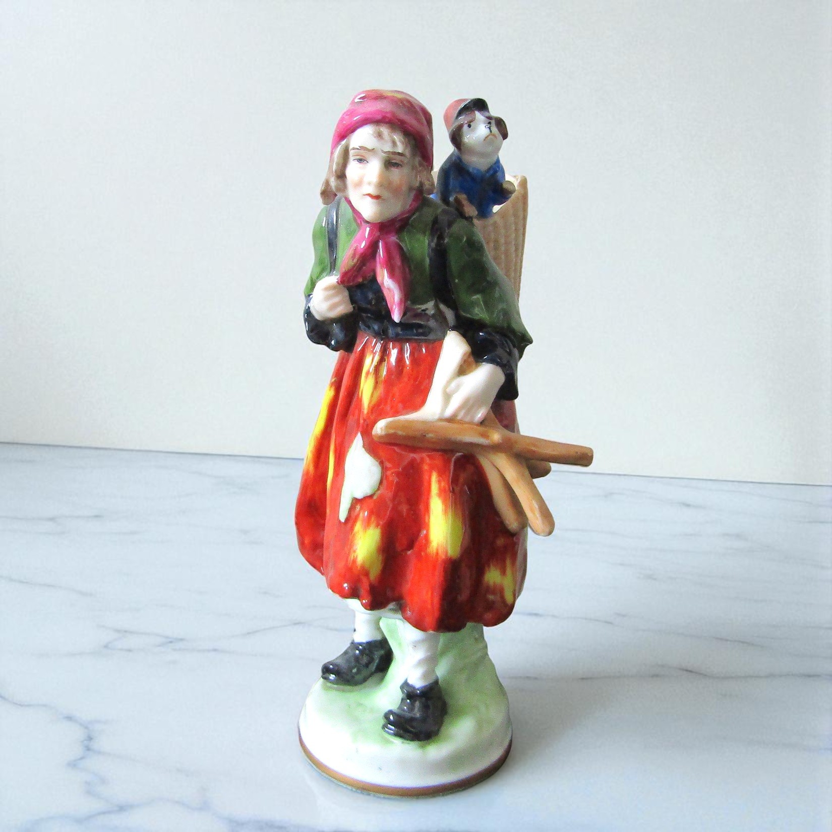 Allemagne. Schwarza-Saalbahn. Figure en porcelaine une femme et son chien, XXe siècle