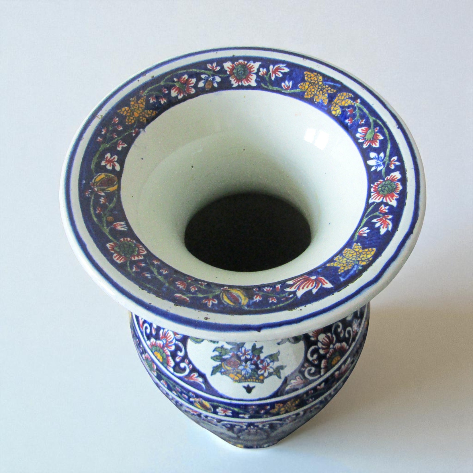 Gien. Vase en faïence à décor polychrome dans le goût de Rouen, XIXe siècle