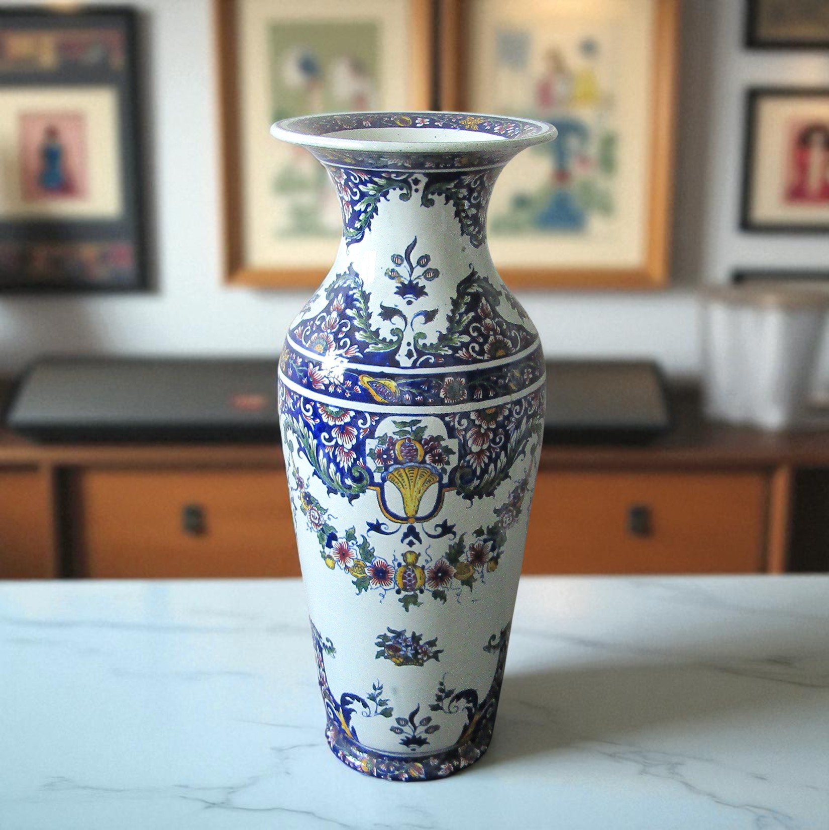 Gien. Vase en faïence à décor polychrome dans le goût de Rouen, XIXe siècle