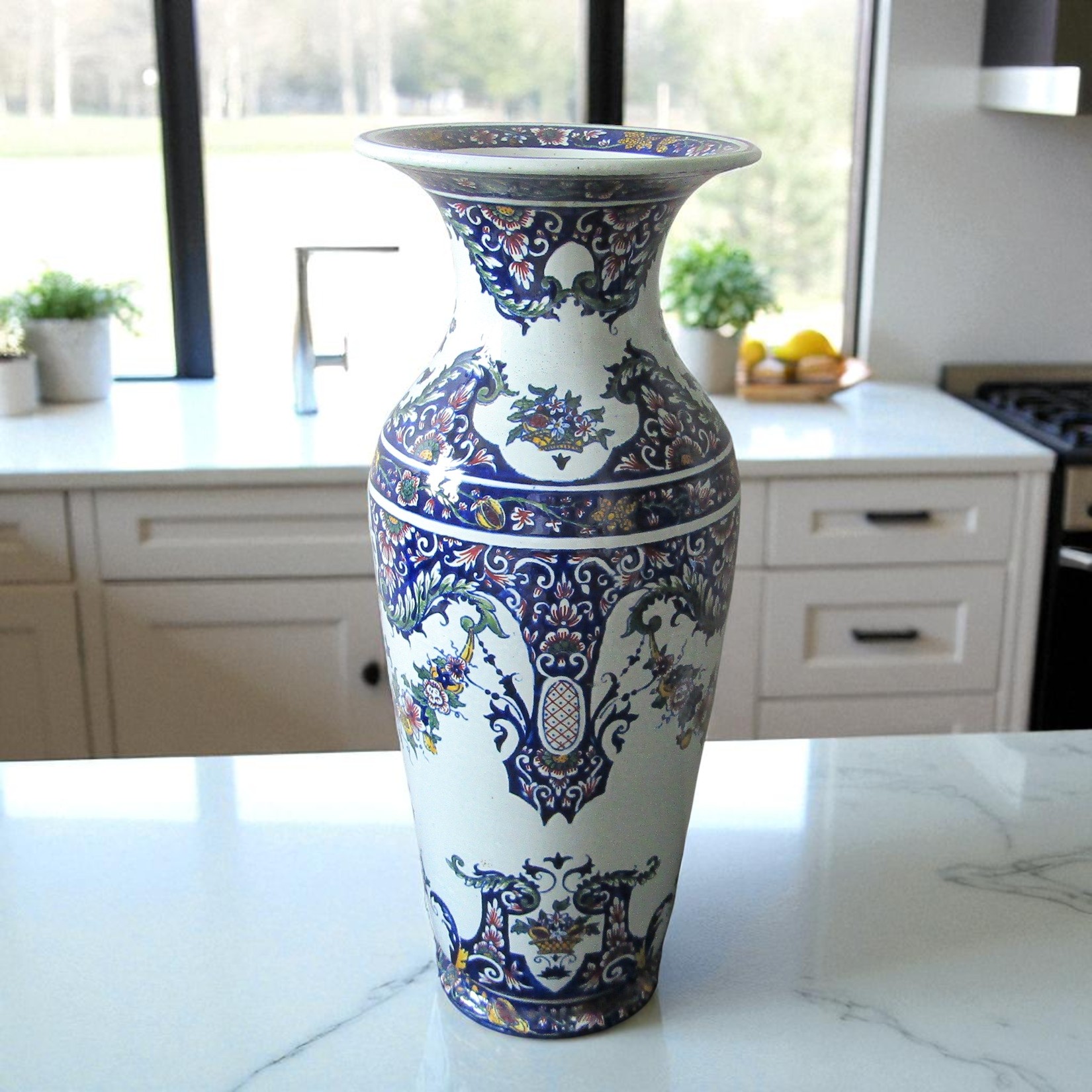 Gien. Vase en faïence à décor polychrome dans le goût de Rouen, XIXe siècle