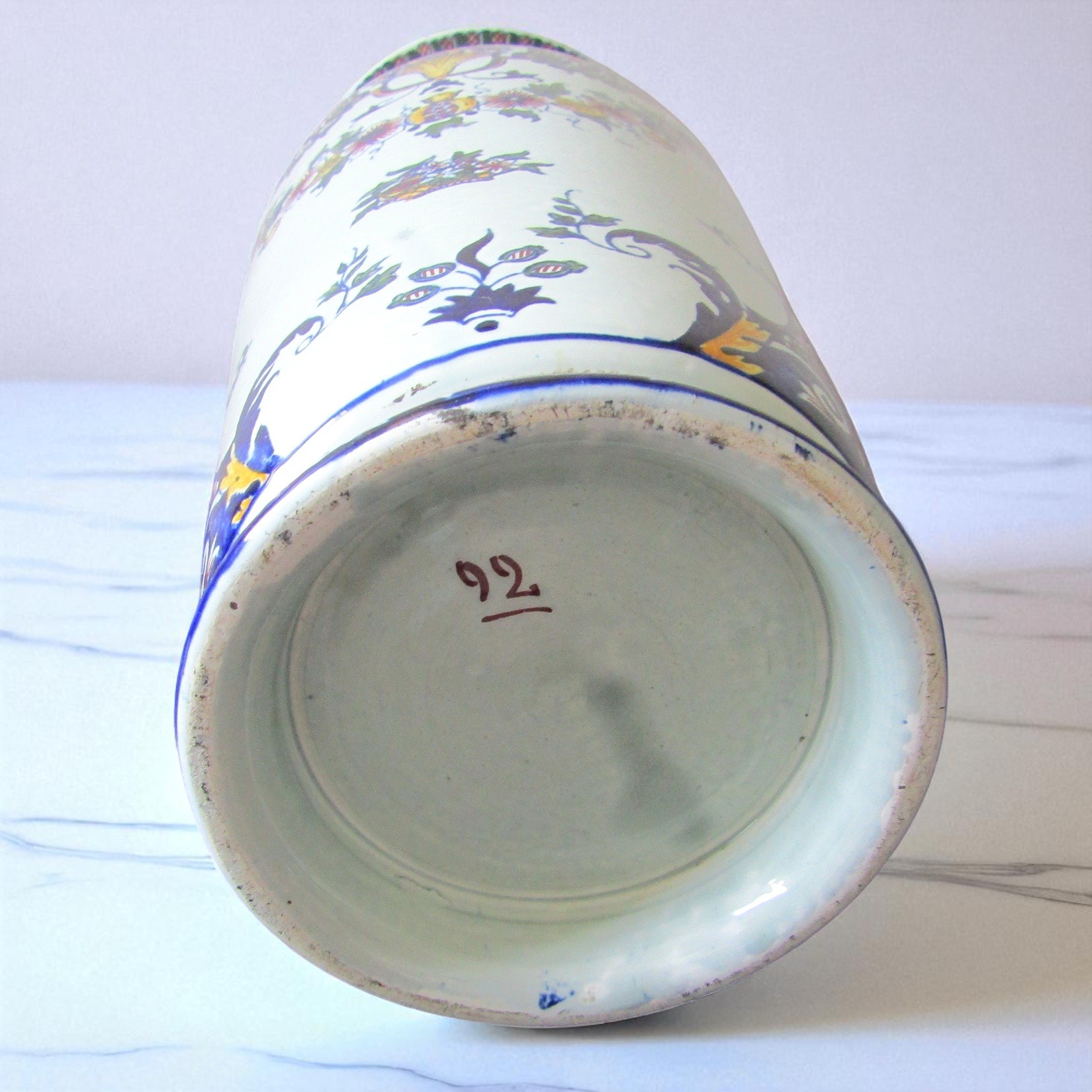 Gien. Vase en faïence à décor polychrome dans le goût de Rouen, XIXe siècle
