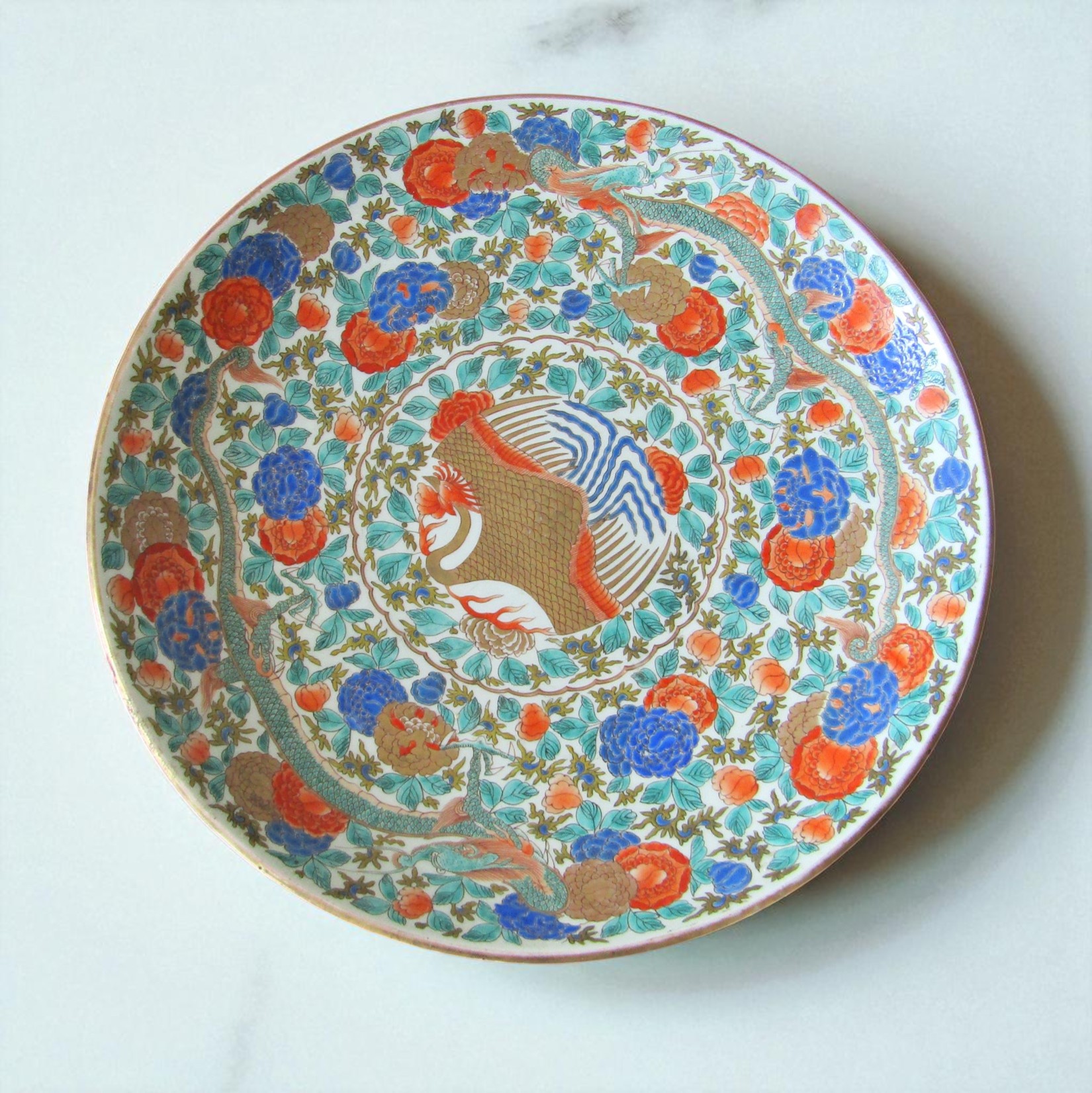 Japon. Arita. Plat en porcelaine à décor d\'un phœnix et de dragons, XIXe siècle