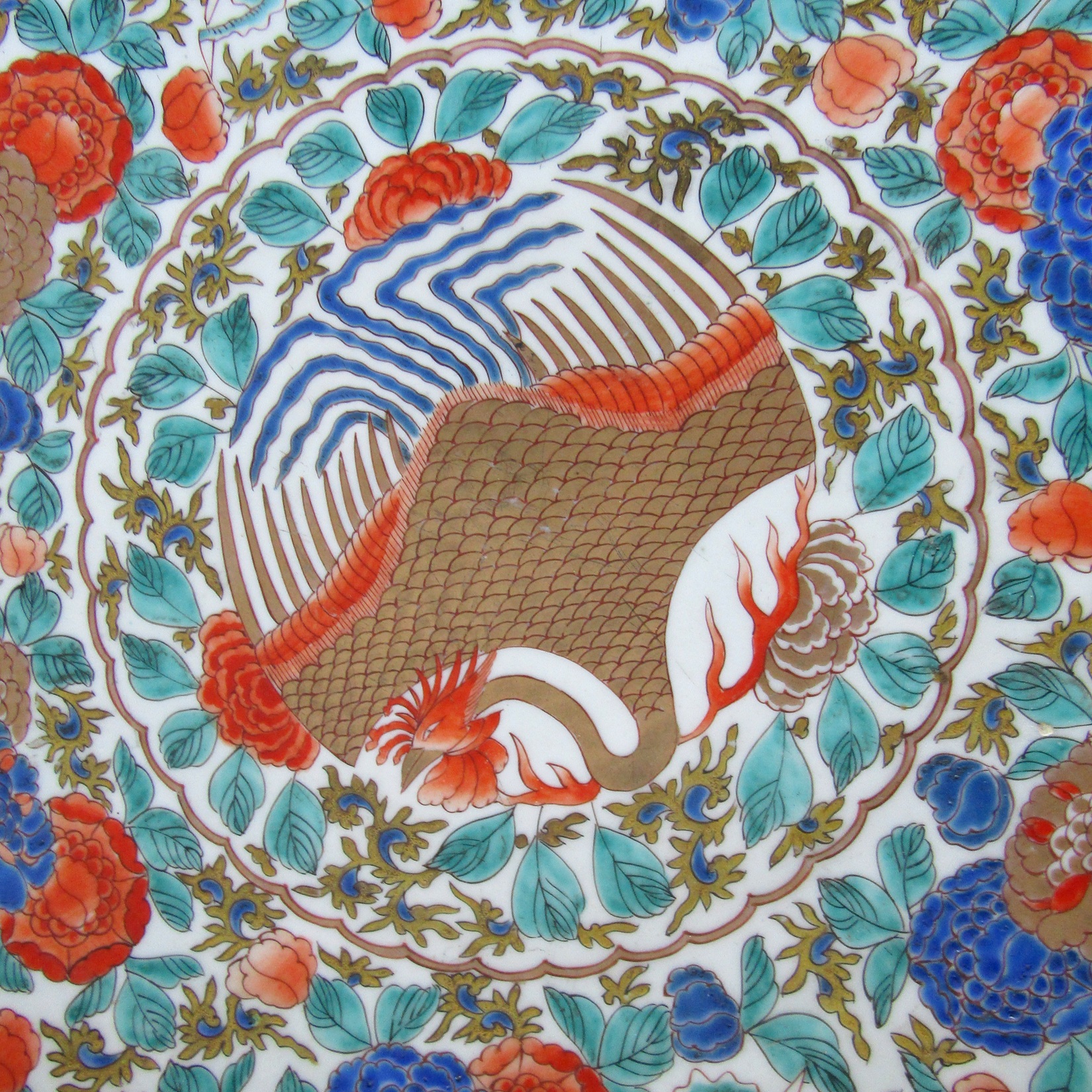 Japon. Arita. Plat en porcelaine à décor dun phœnix et de dragons, XIXe siècle