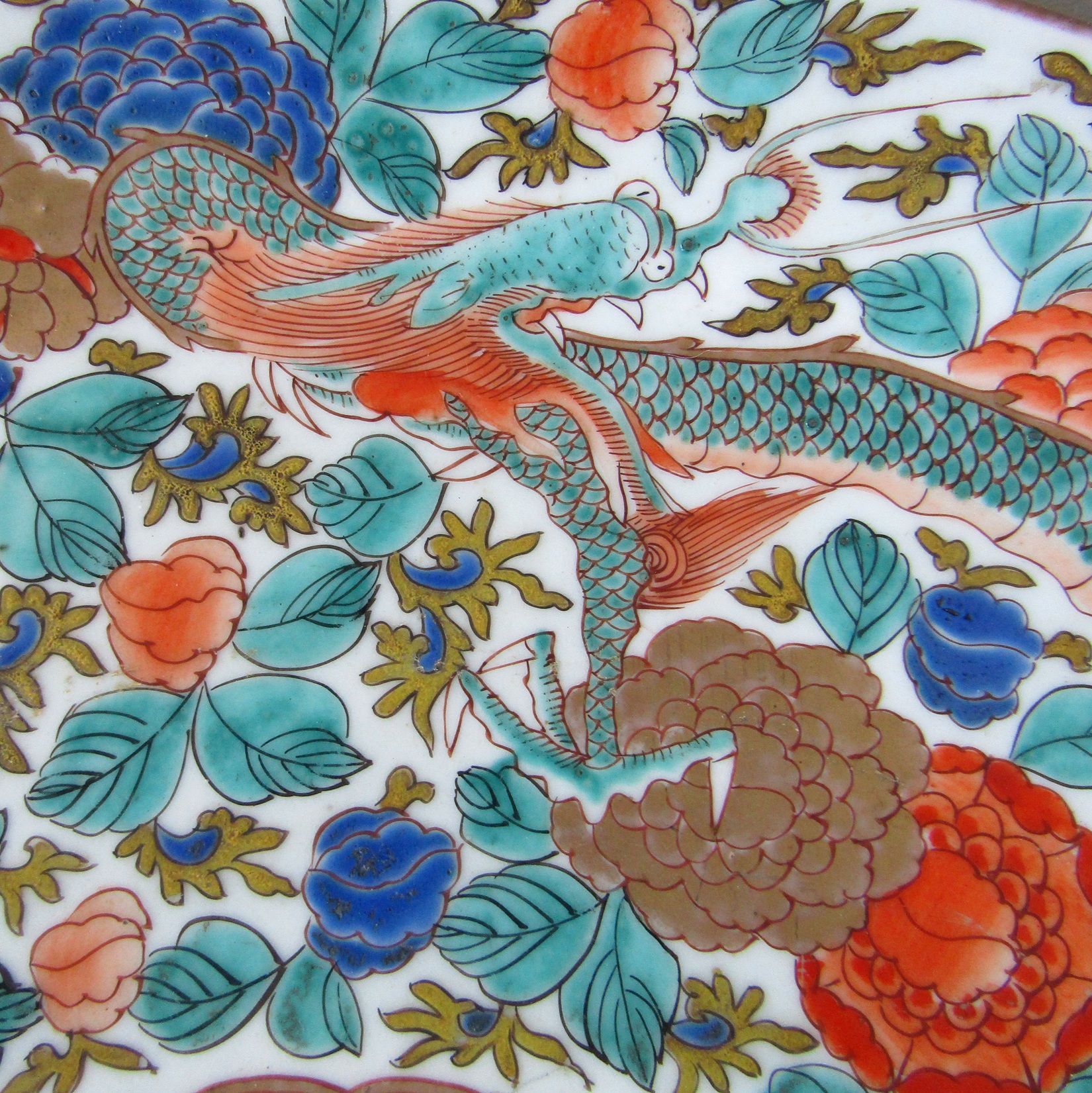 Japon. Arita. Plat en porcelaine à décor dun phœnix et de dragons, XIXe siècle