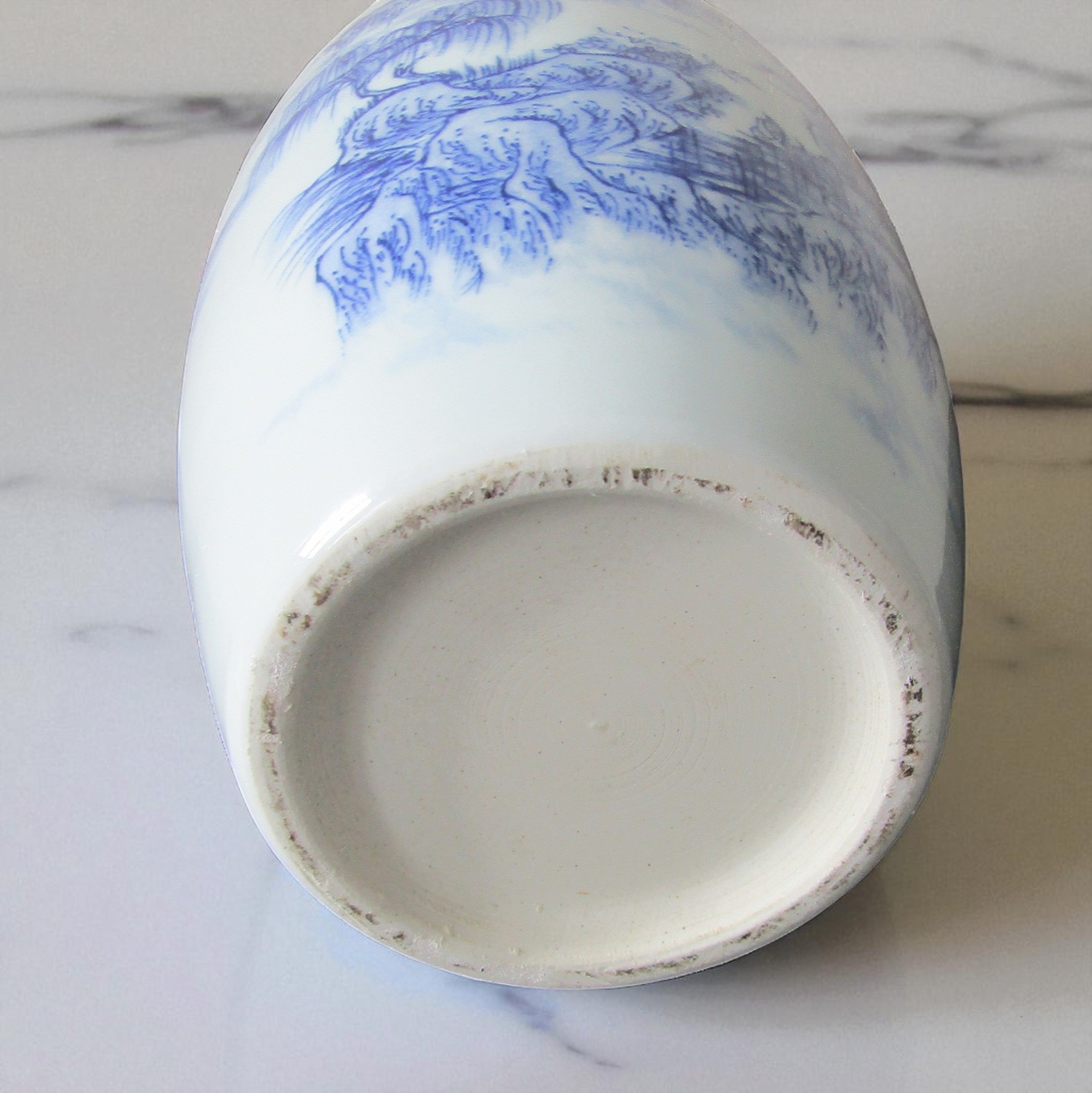 Chine. Vase en porcelaine à décor camaïeu bleu de paysages, XXe siècle