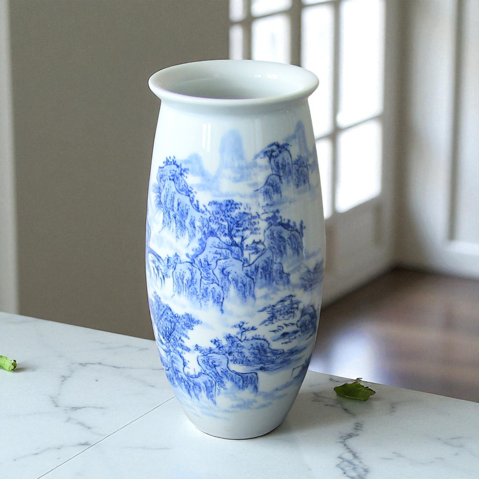 Chine. Vase en porcelaine à décor camaïeu bleu de paysages, XXe siècle