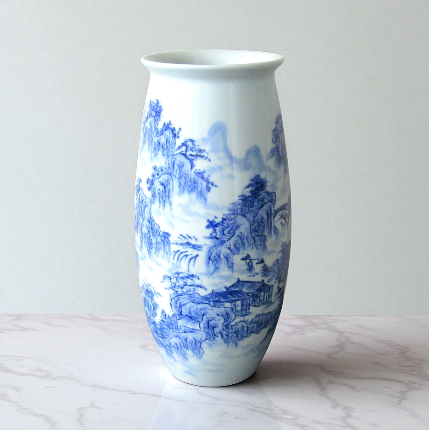 Chine. Vase en porcelaine à décor camaïeu bleu de paysages, XXe siècle