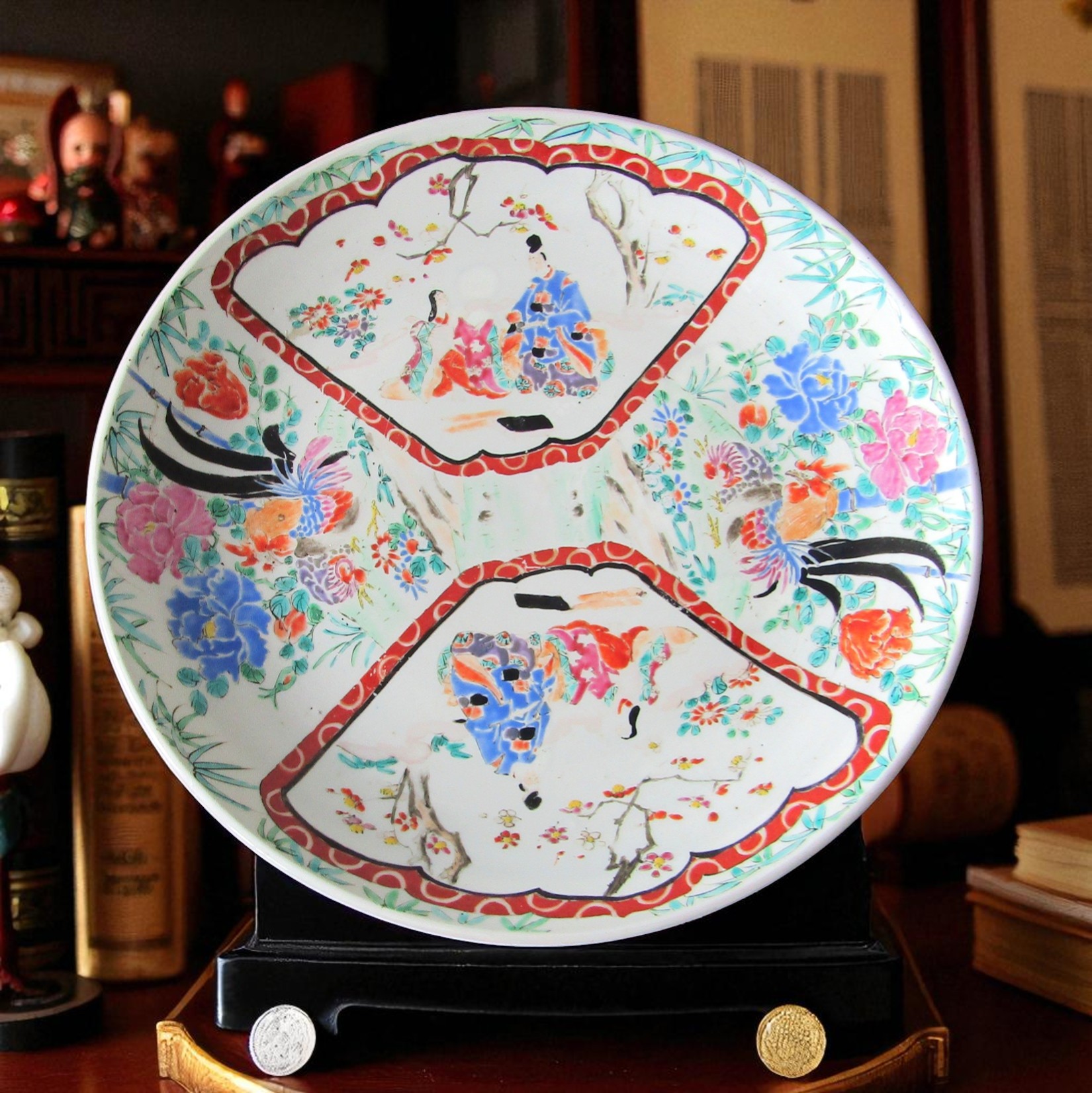 Japon. Plat en porcelaine décor de coqs et personnages, fin XIXe siècle