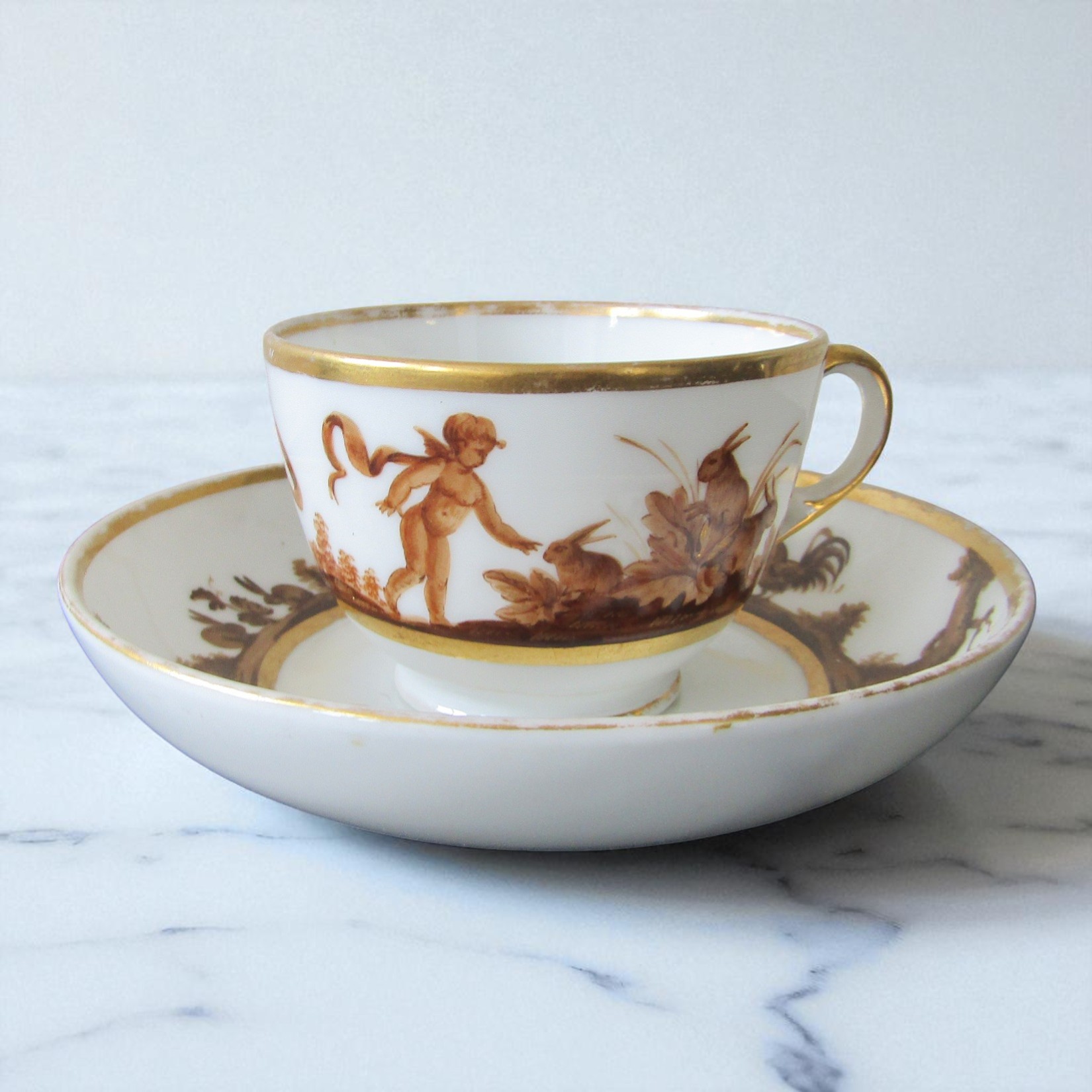 Paris. Attrib Locré. Tasse en porcelaine décor d\'animaux et enfants, début XIXe