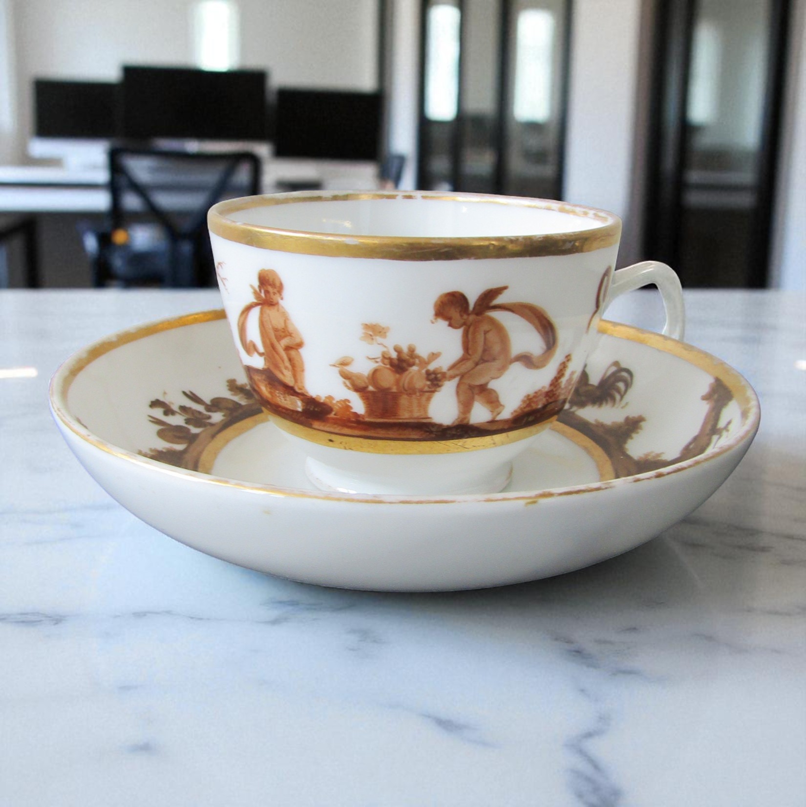 Paris. Attrib Locré. Tasse en porcelaine décor danimaux et enfants, début XIXe