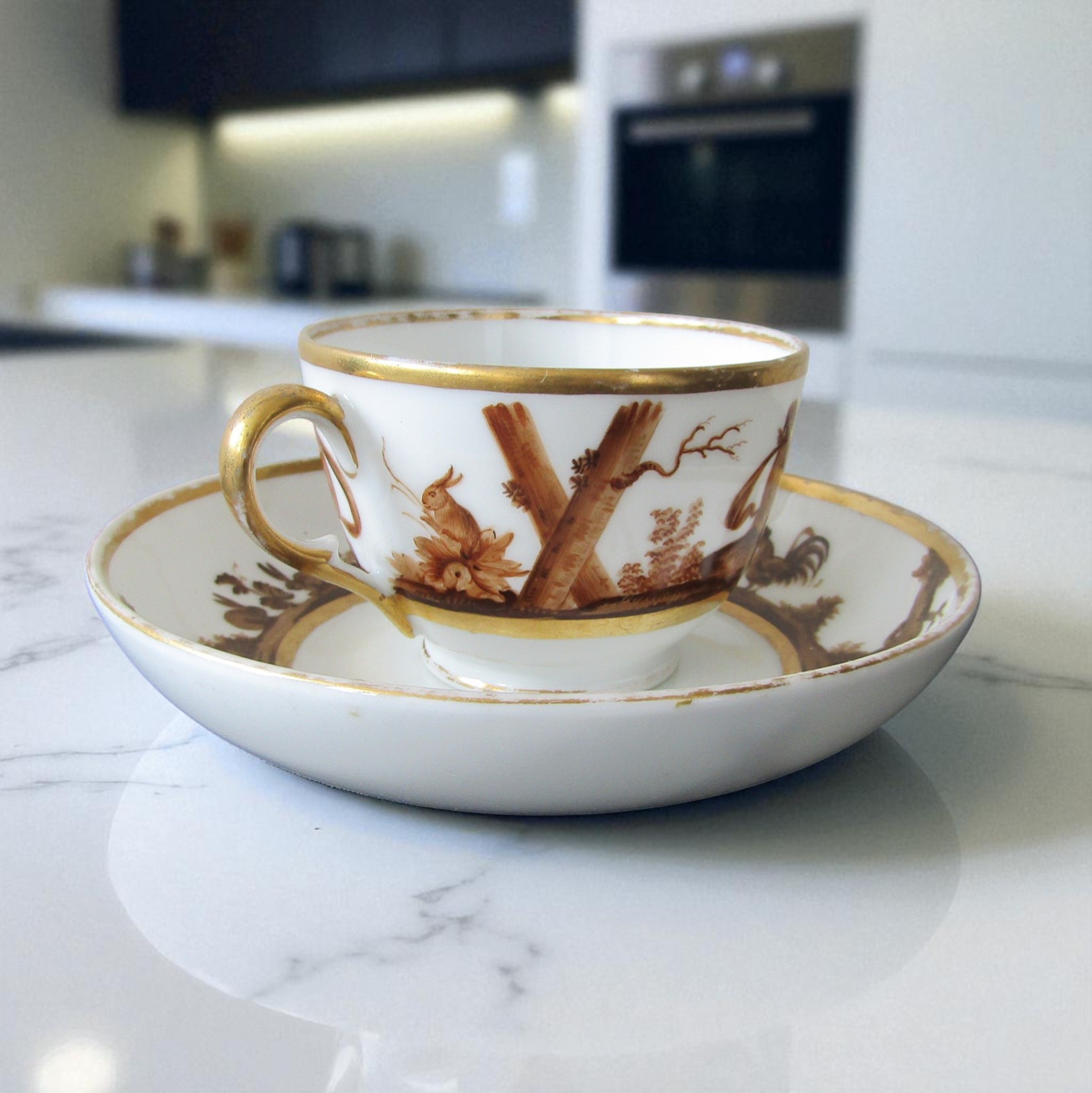 Paris. Attrib Locré. Tasse en porcelaine décor danimaux et enfants, début XIXe