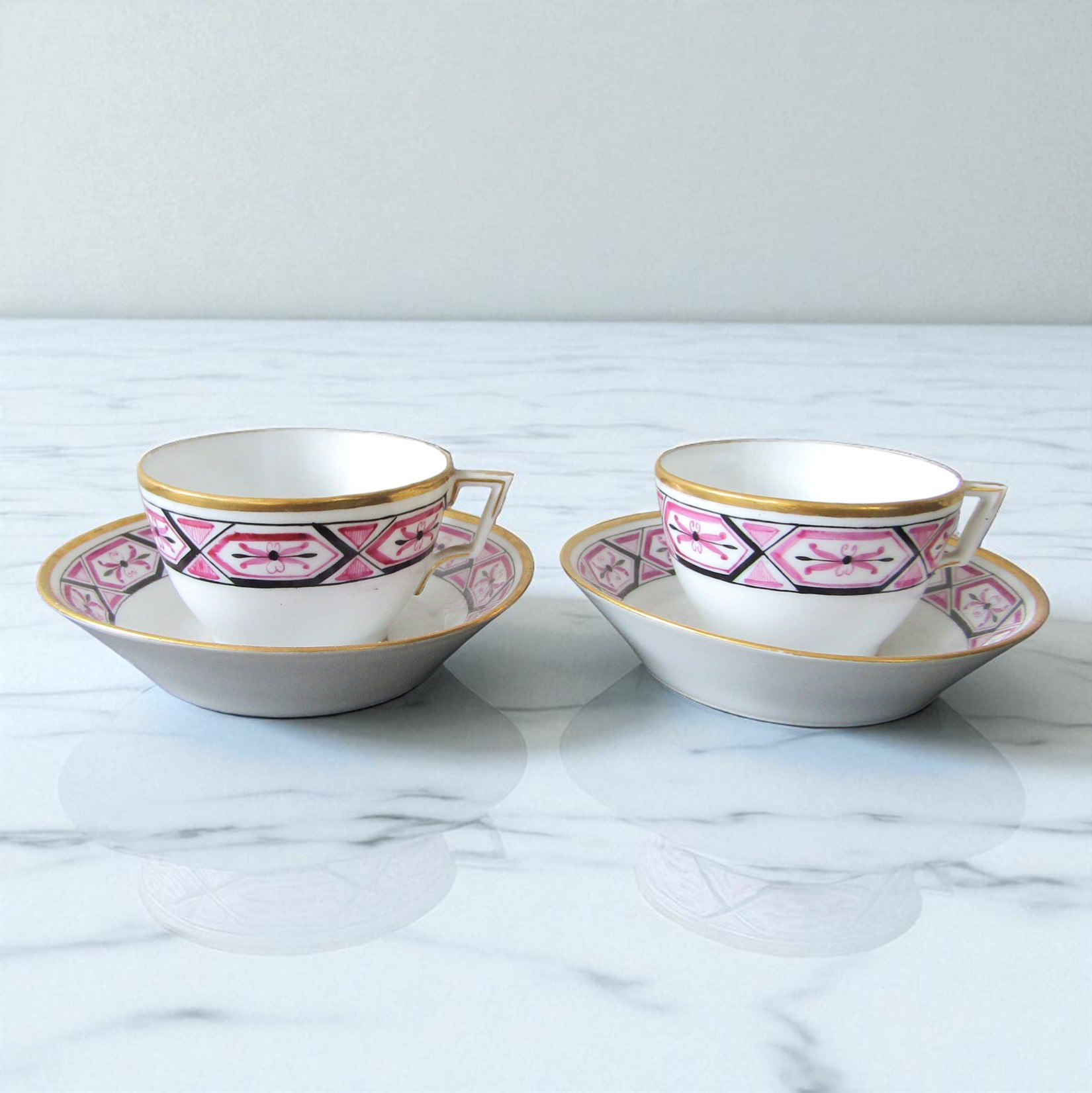Paris. Paire de tasses en porcelaine décor de fleurs dans des réserves, XIXe