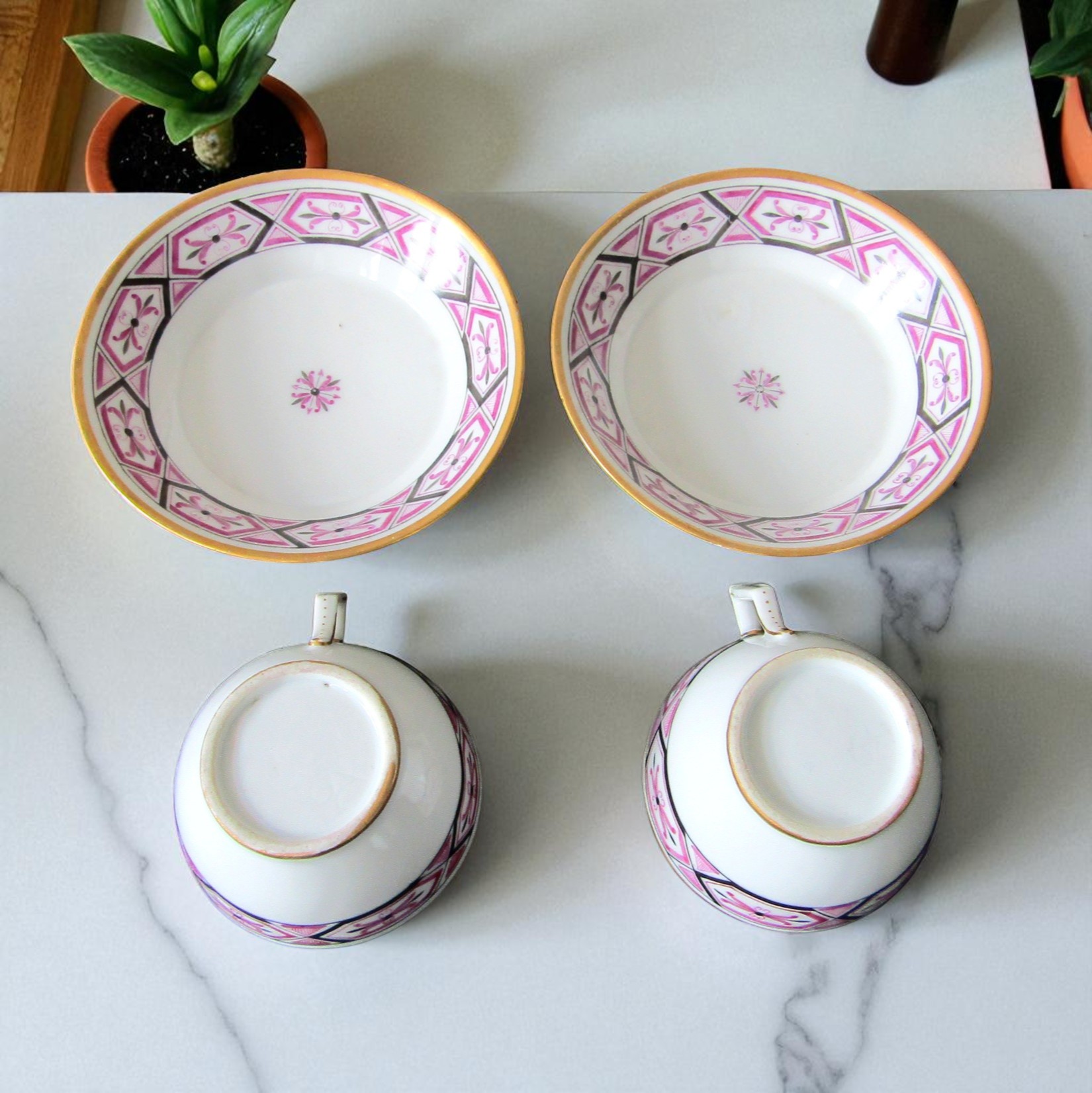 Paris. Paire de tasses en porcelaine décor de fleurs dans des réserves, XIXe