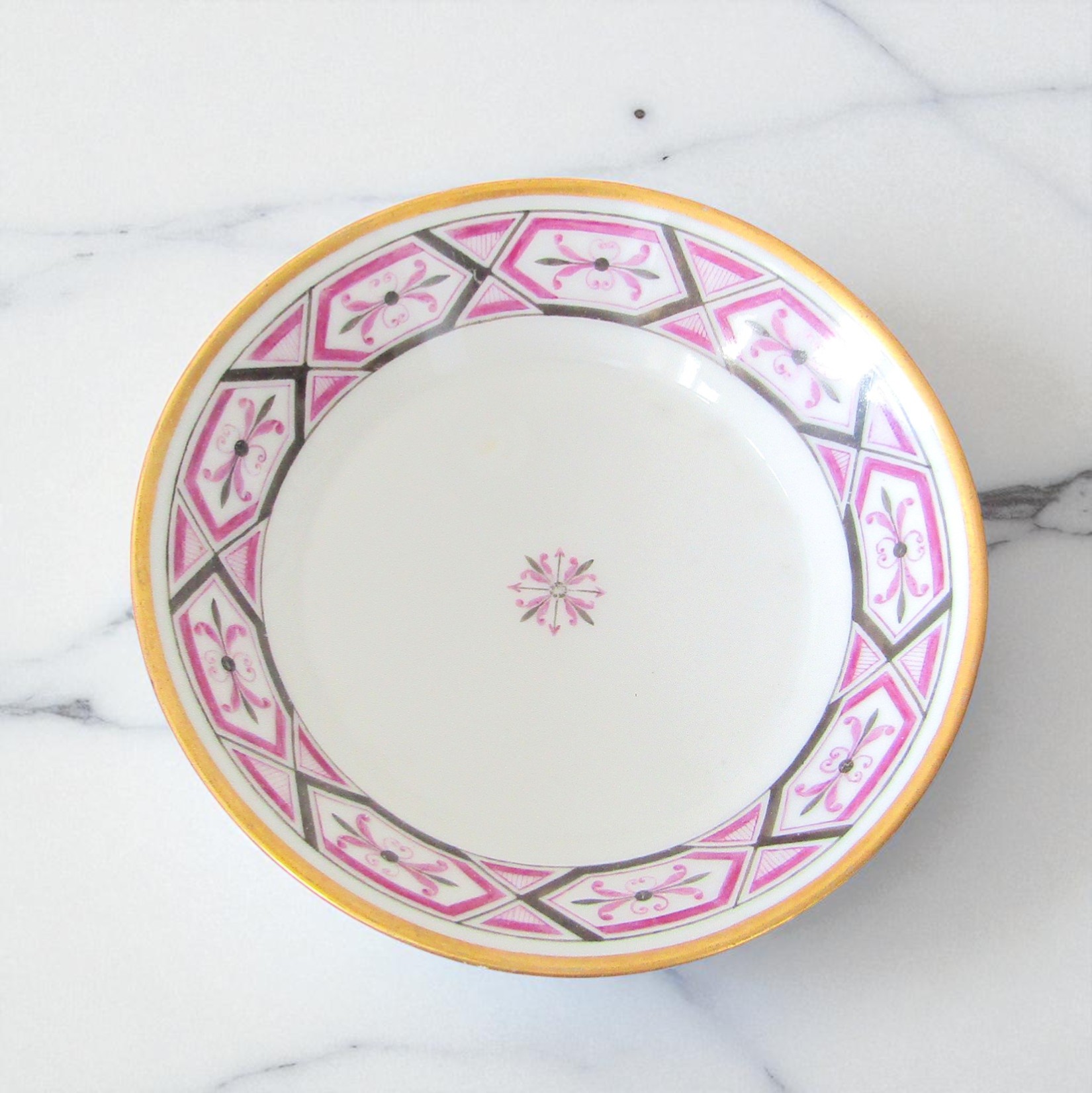 Paris. Paire de tasses en porcelaine décor de fleurs dans des réserves, XIXe