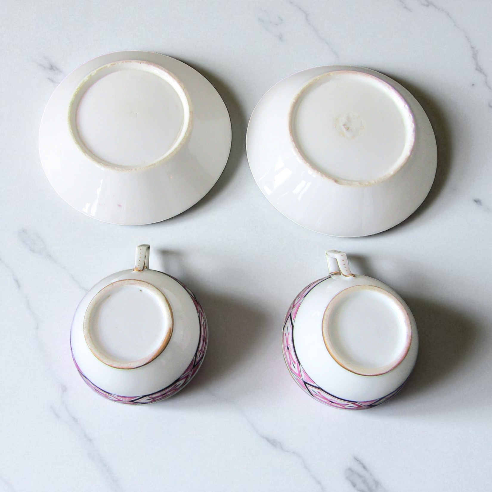 Paris. Paire de tasses en porcelaine décor de fleurs dans des réserves, XIXe
