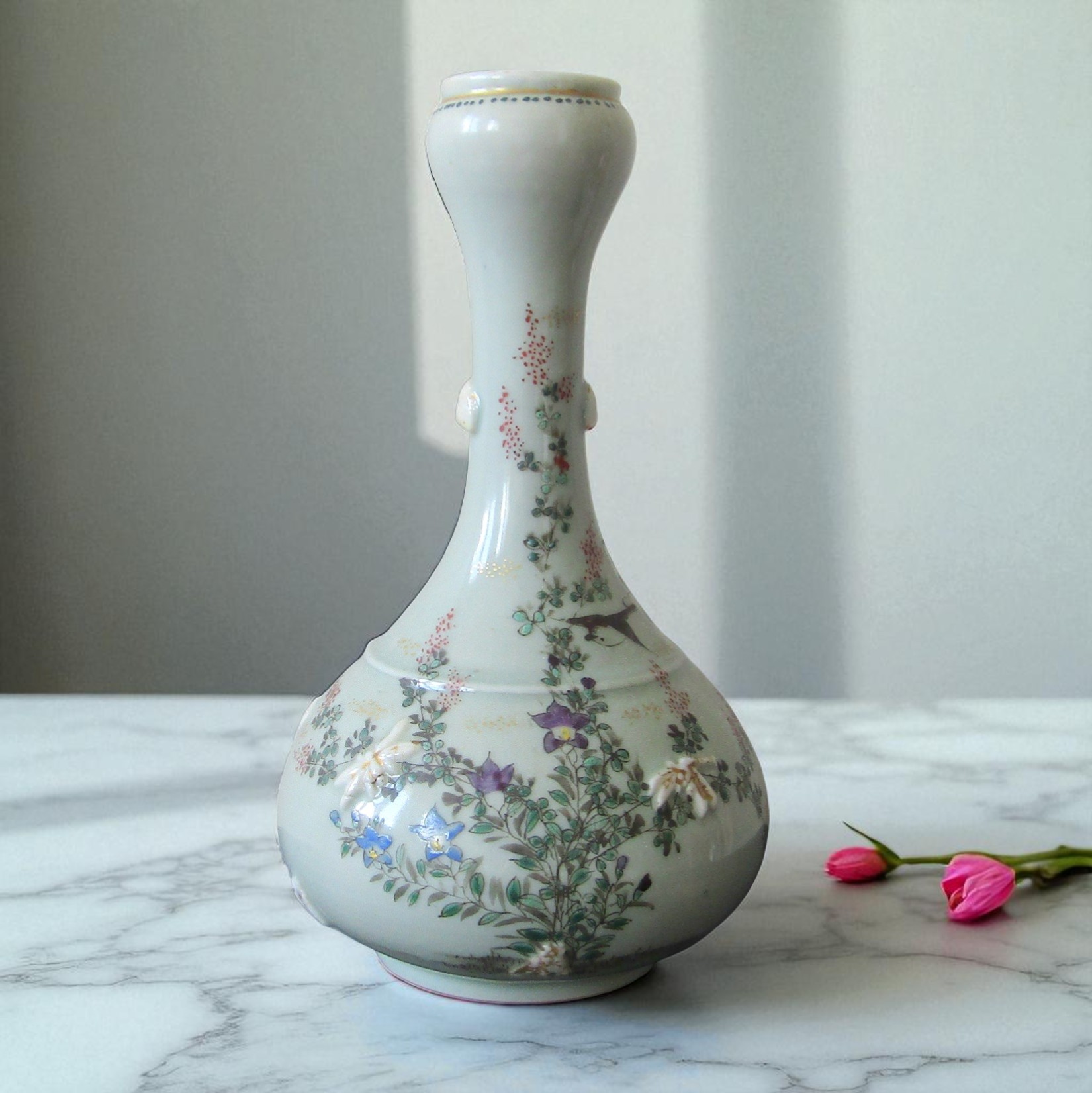 Japon. Vase en porcelaine céladon décor de fleurs et oiseaux, XIXe-XXe siècle