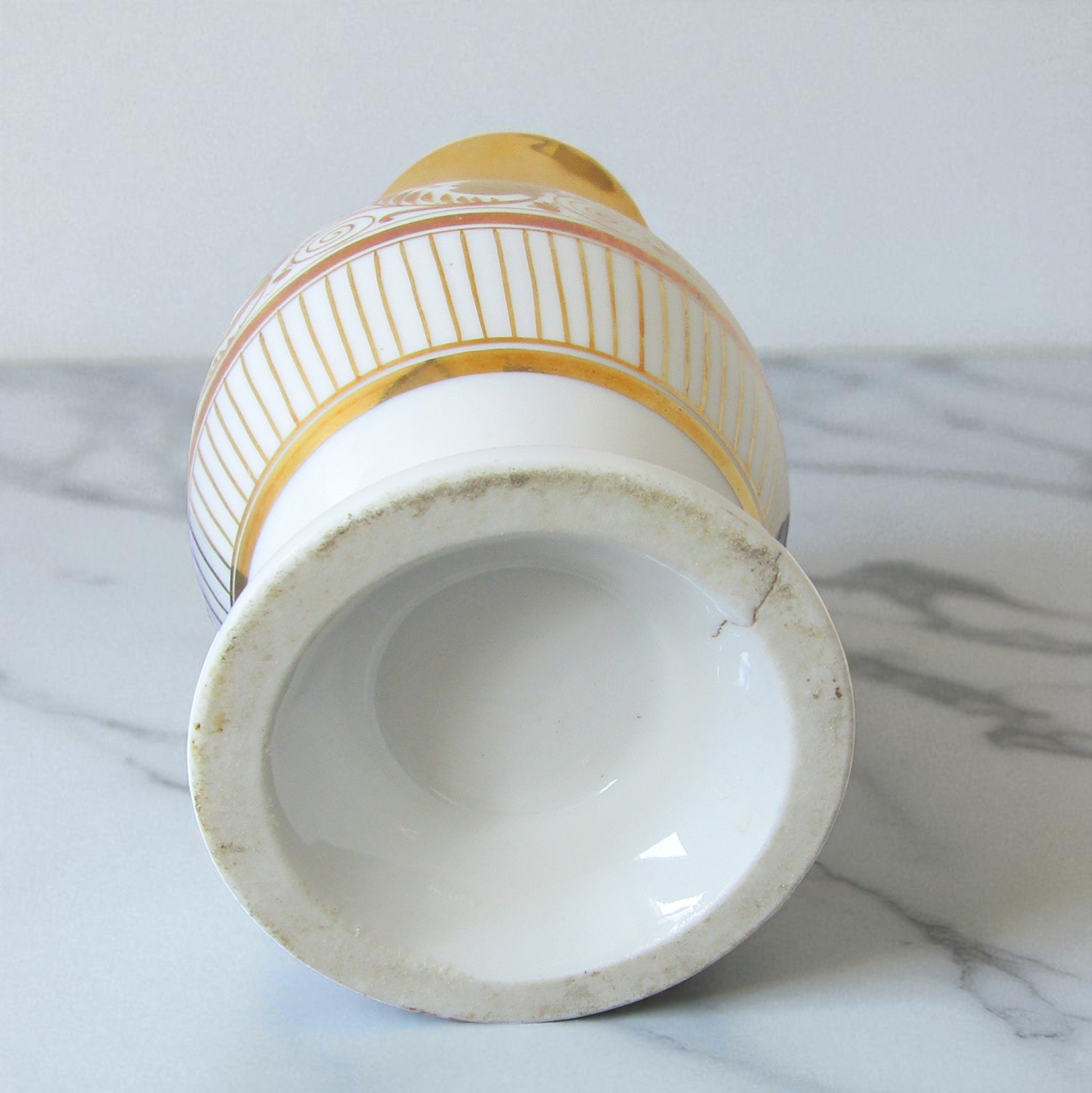 Paris. Pot à lait en porcelaine à décor de fleurs et feuillages or, XIXe siècle