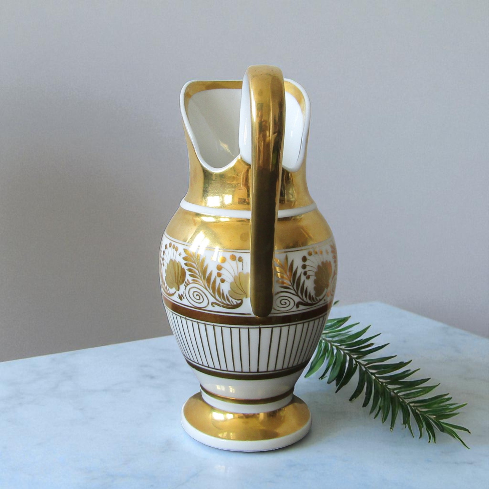 Paris. Pot à lait en porcelaine à décor de fleurs et feuillages or, XIXe siècle