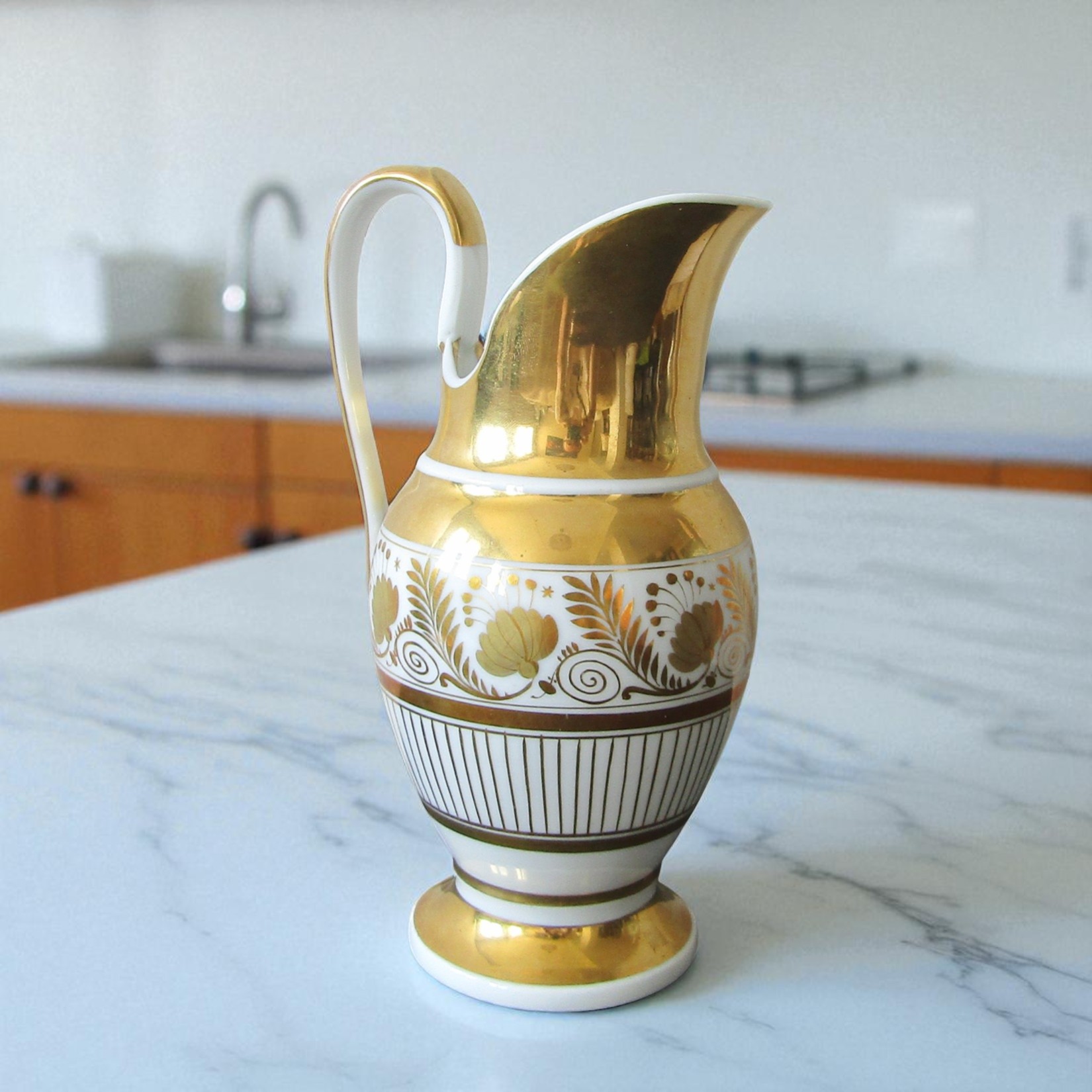 Paris. Pot à lait en porcelaine à décor de fleurs et feuillages or, XIXe siècle