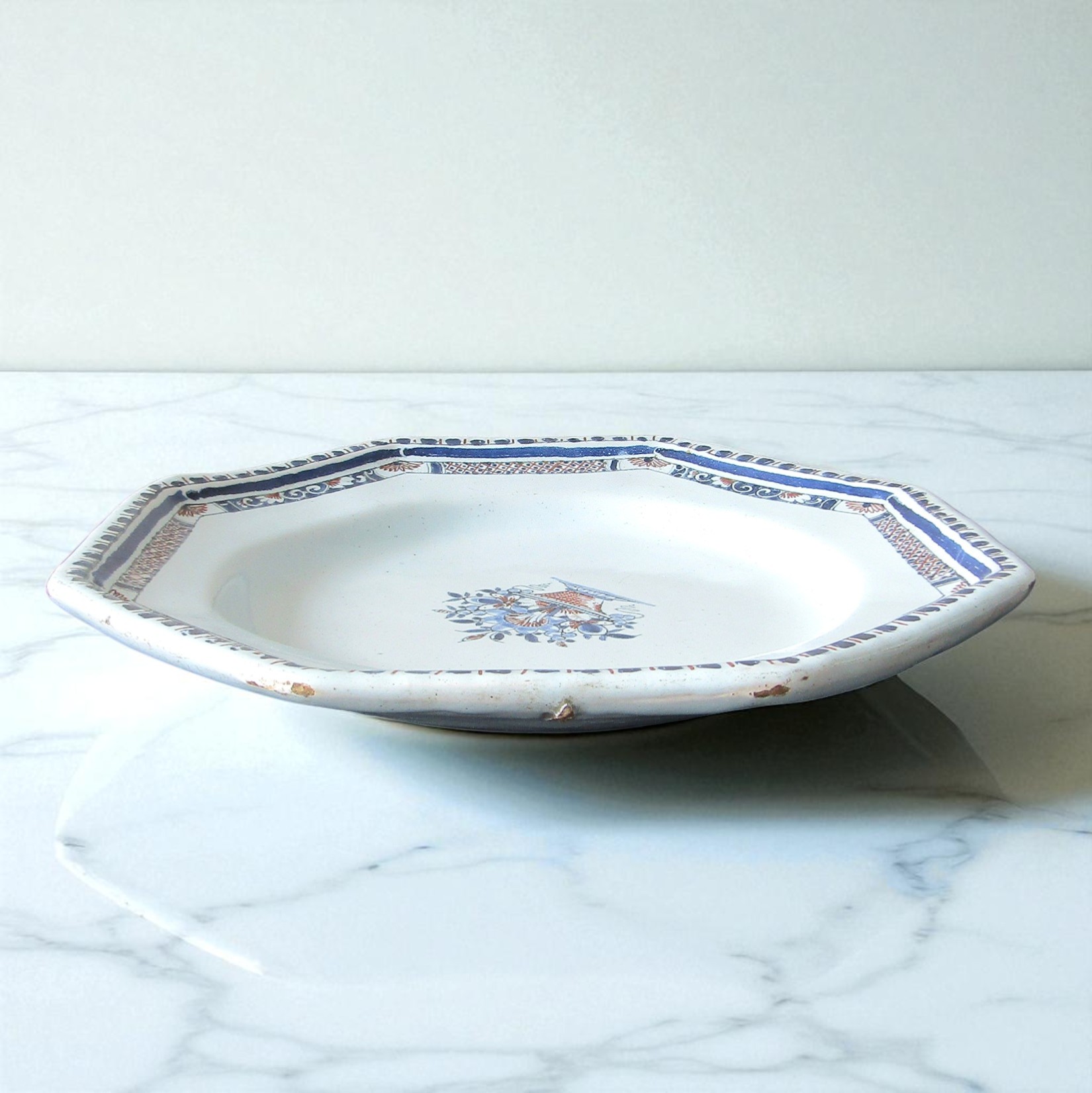 Rouen. Plat octogonal en faïence décor corbeille fleurie, XVIIIe siècle