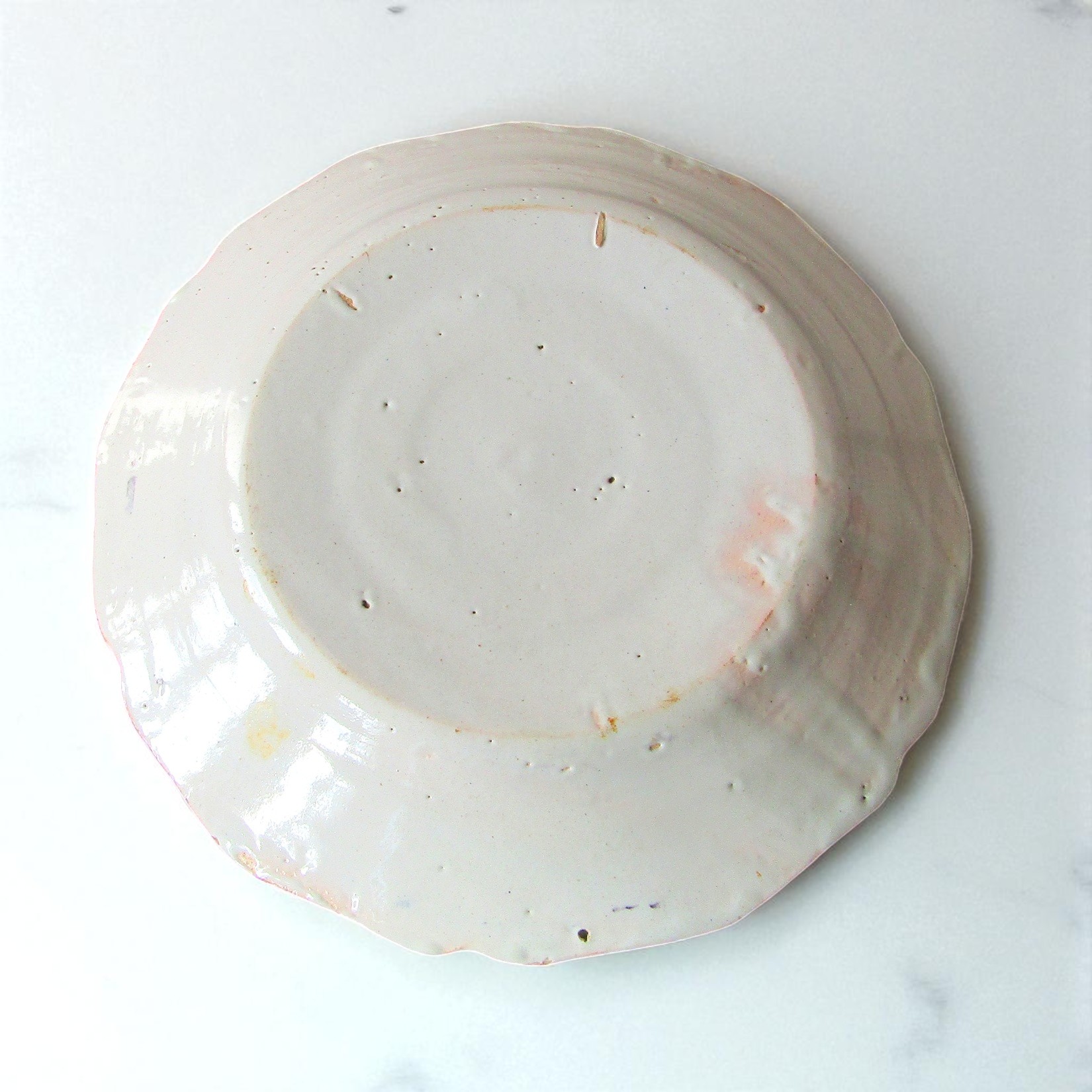 Nevers. Assiette en faïence à décor polychrome dun cœur et dune clé, XVIIIe siècle