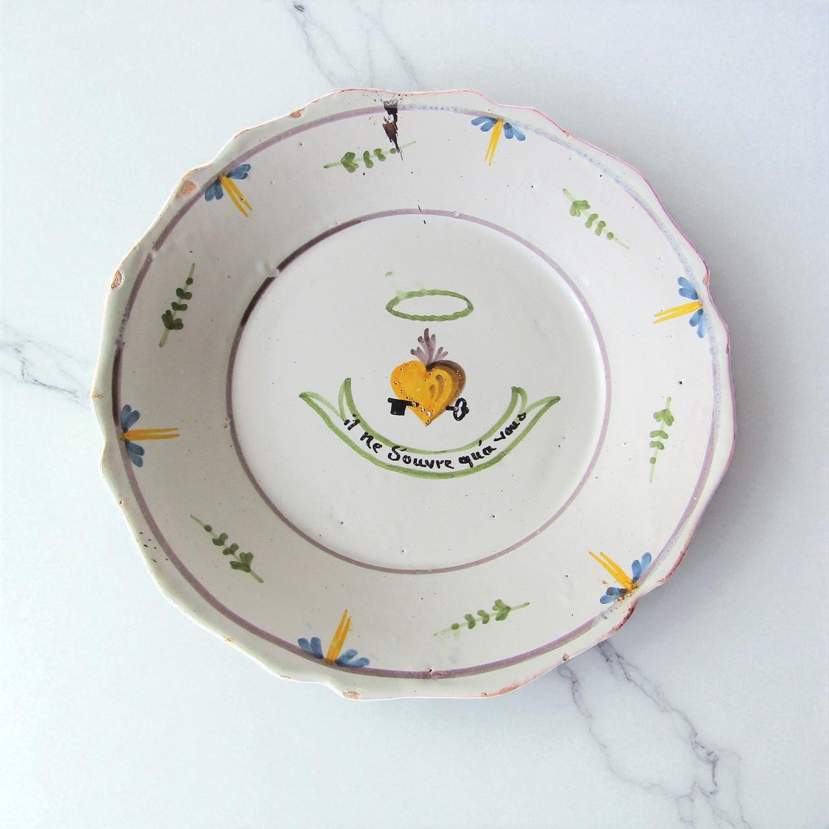 Nevers. Assiette en faïence à décor polychrome d\'un cœur et d\'une clé, XVIIIe siècle