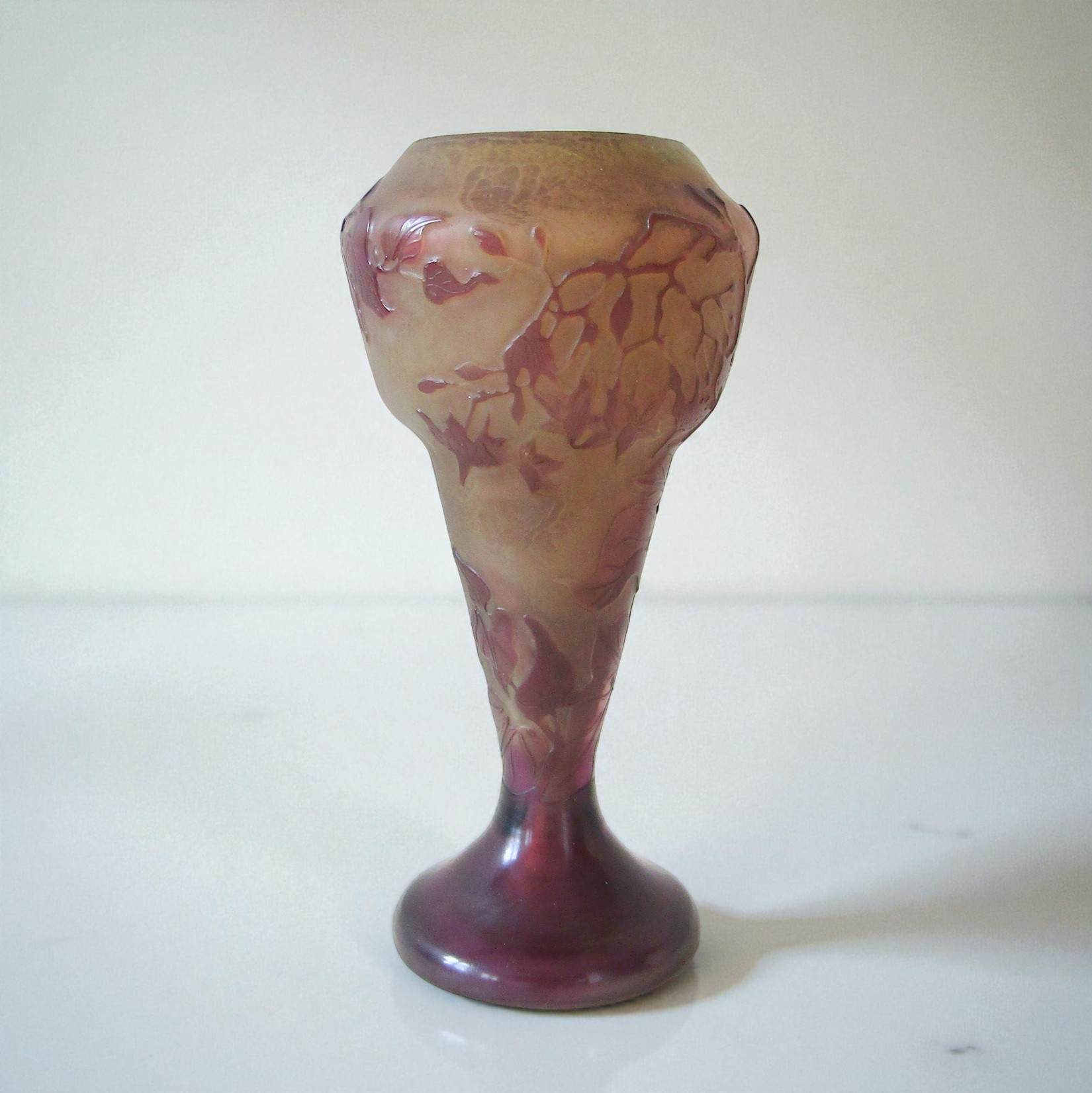 Emile Gallé. Vase en verre multicouche décor dégagé à lacide à motif de fleurs, début XXe siècle