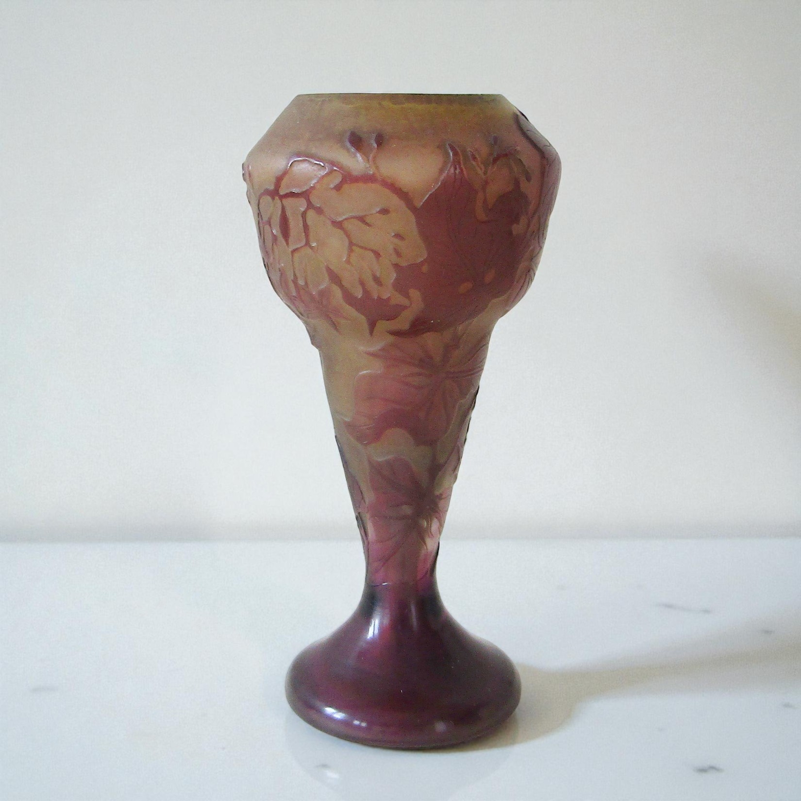 Emile Gallé. Vase en verre multicouche décor dégagé à l\'acide à motif de fleurs, début XXe siècle
