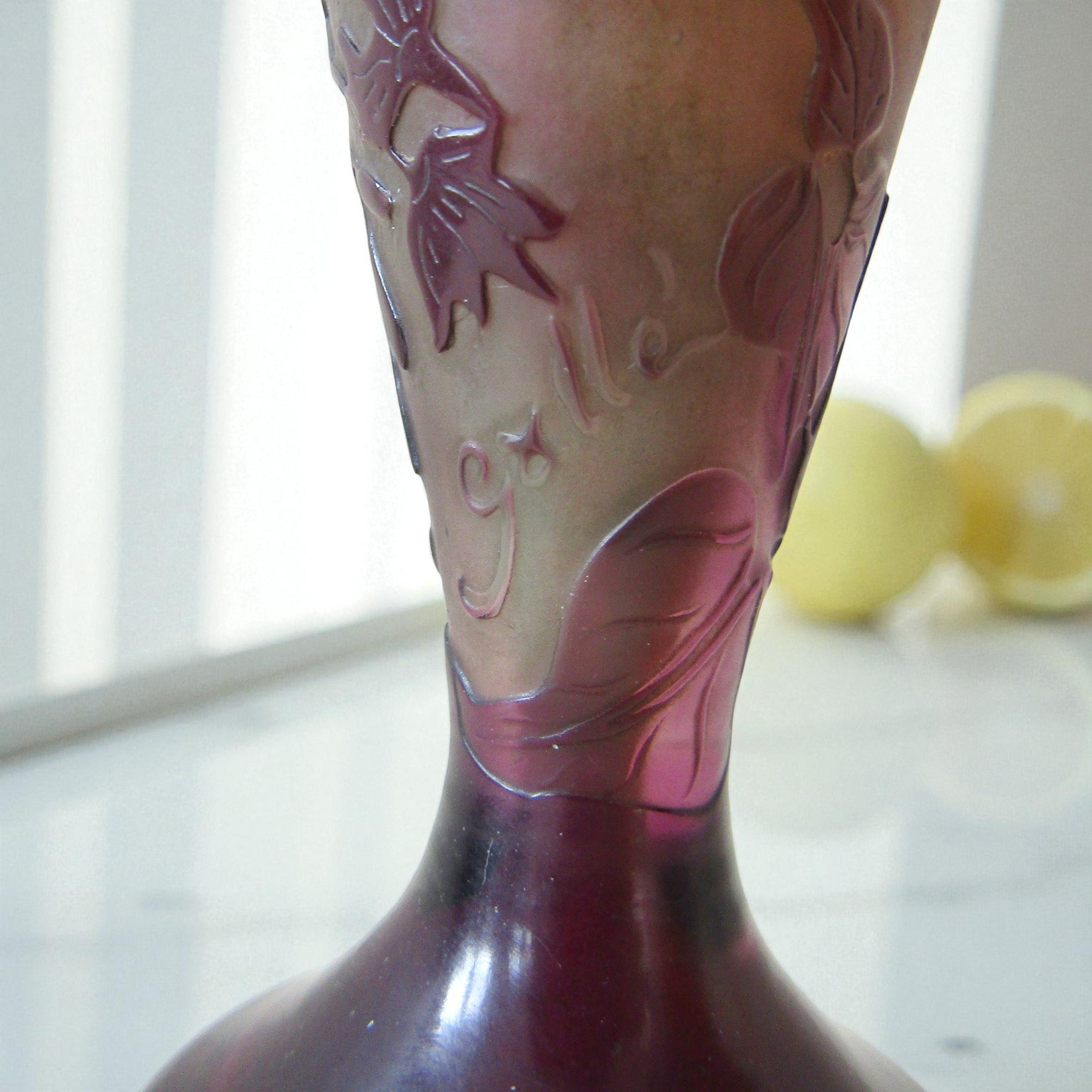 Emile Gallé. Vase en verre multicouche décor dégagé à lacide à motif de fleurs, début XXe siècle