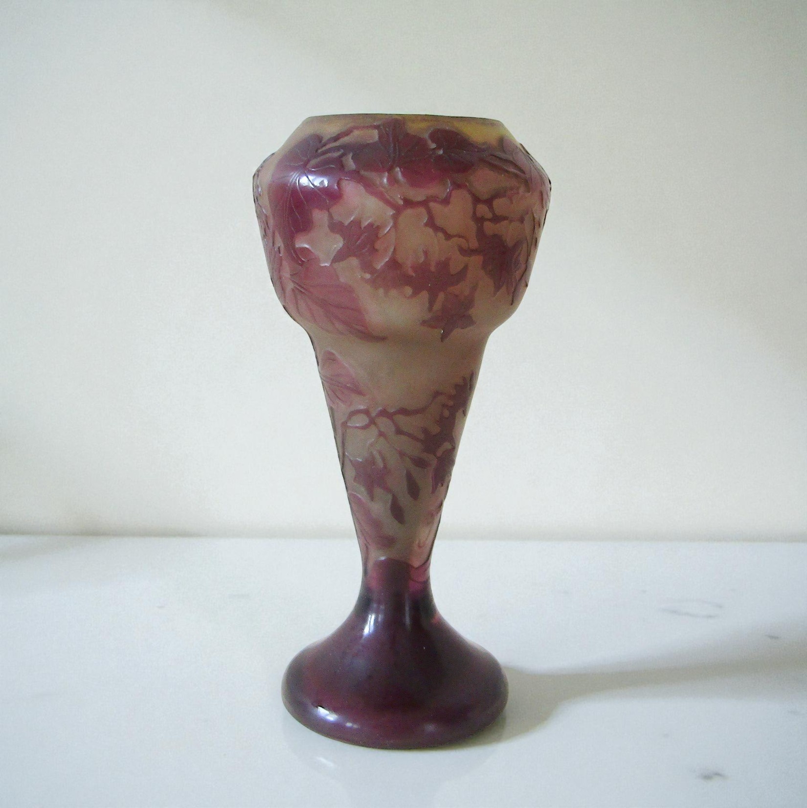 Emile Gallé. Vase en verre multicouche décor dégagé à lacide à motif de fleurs, début XXe siècle