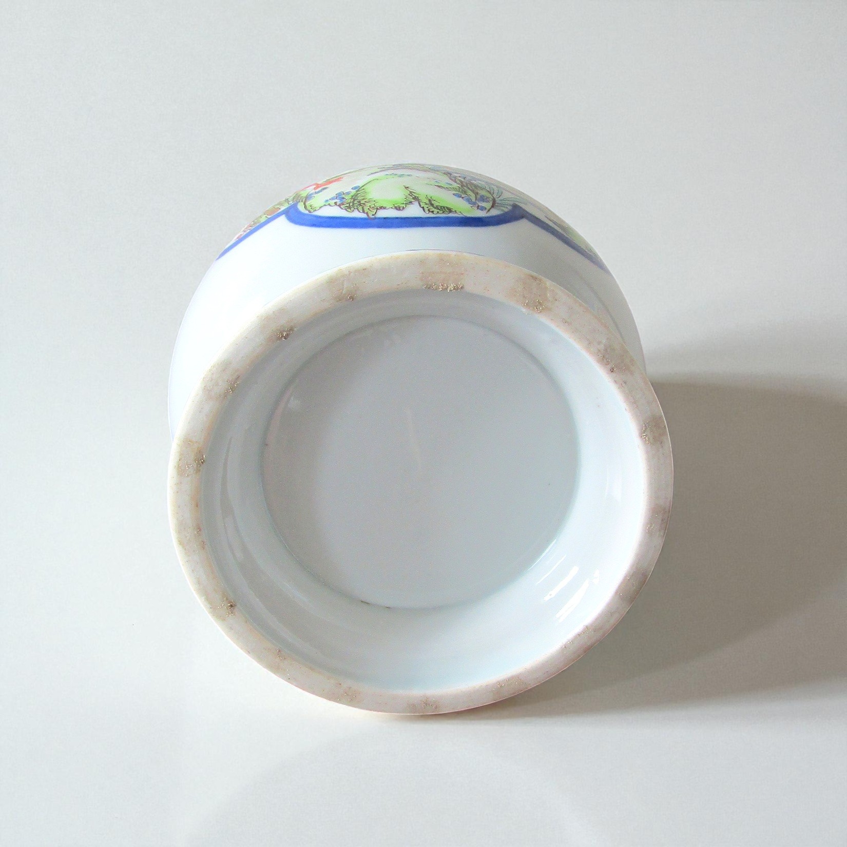 Japon. Vase en porcelaine à décor polychrome doiseaux dans des réserves, XIX-XX