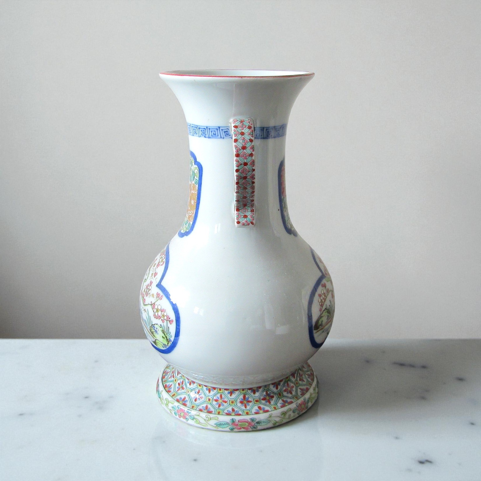 Japon. Vase en porcelaine à décor polychrome doiseaux dans des réserves, XIX-XX