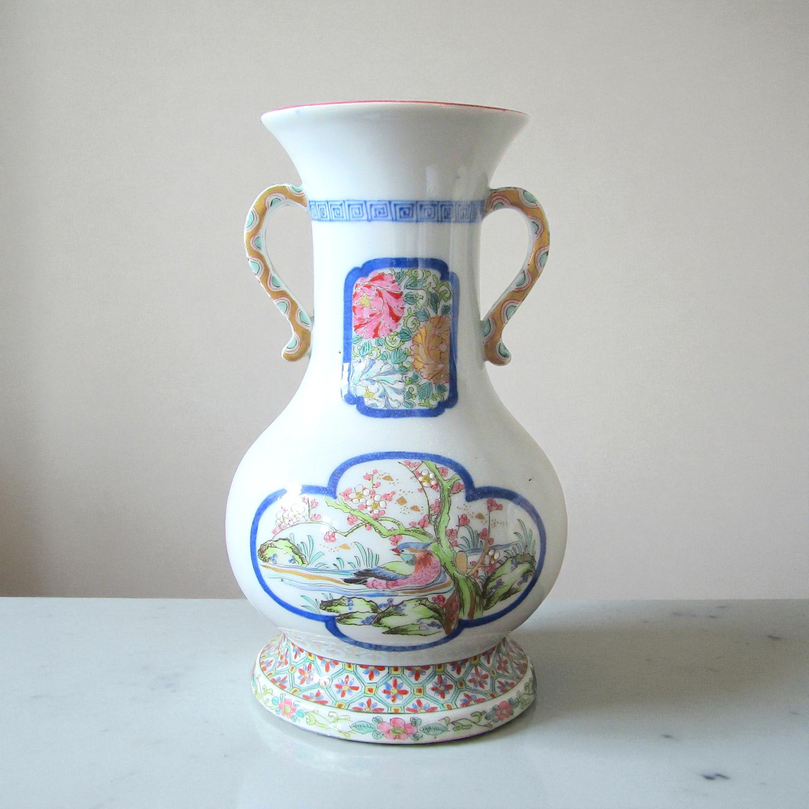Japon. Vase en porcelaine à décor polychrome d\'oiseaux dans des réserves, XIX-XX